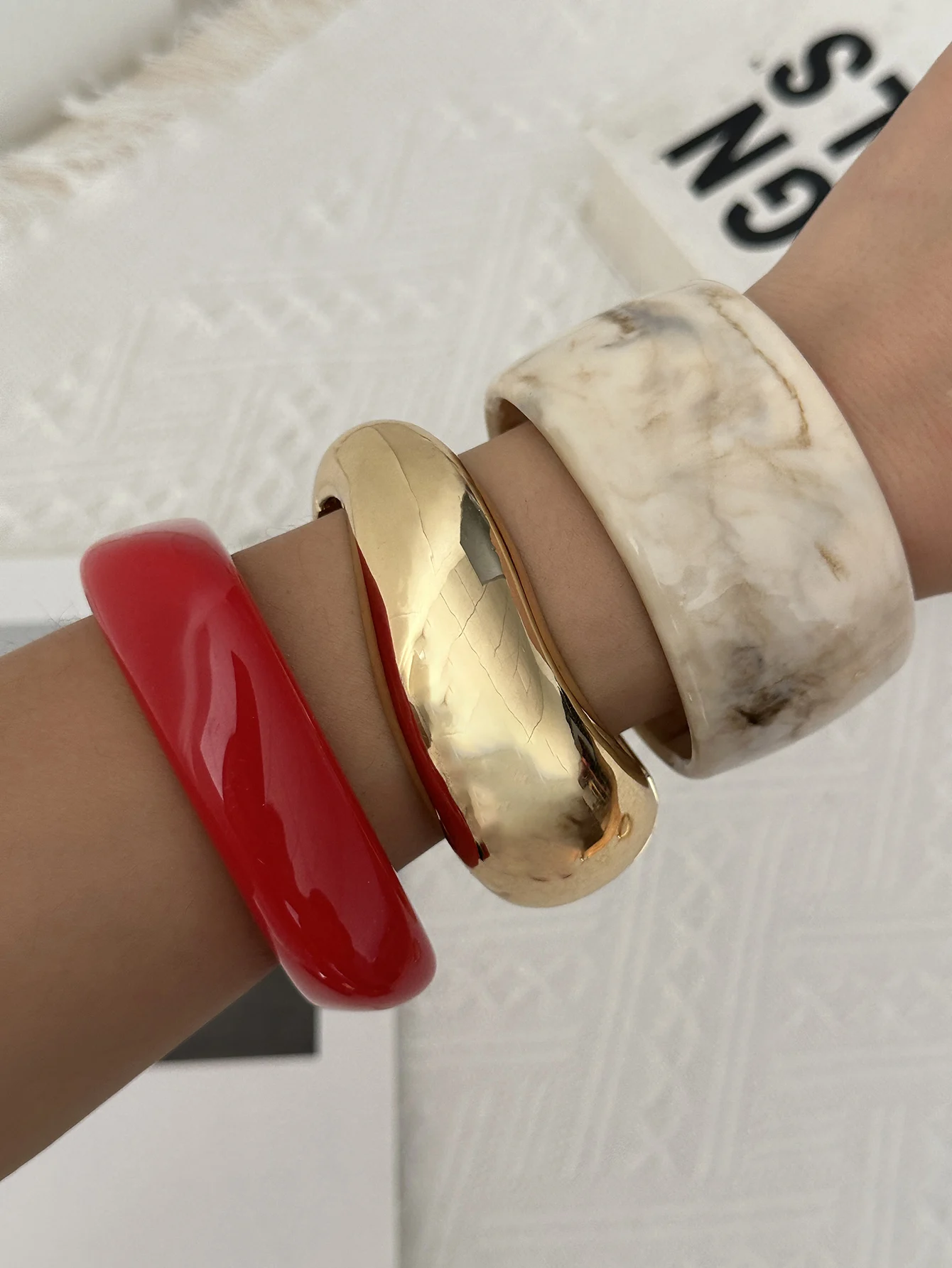 Boho Rot-Beige Acryl-Armreif für Damen, Unregelmäßiges Geometrisches Metall-Manschettenarmband, Hip-Hop Rock Handgelenk-Schmuck – Detail 1