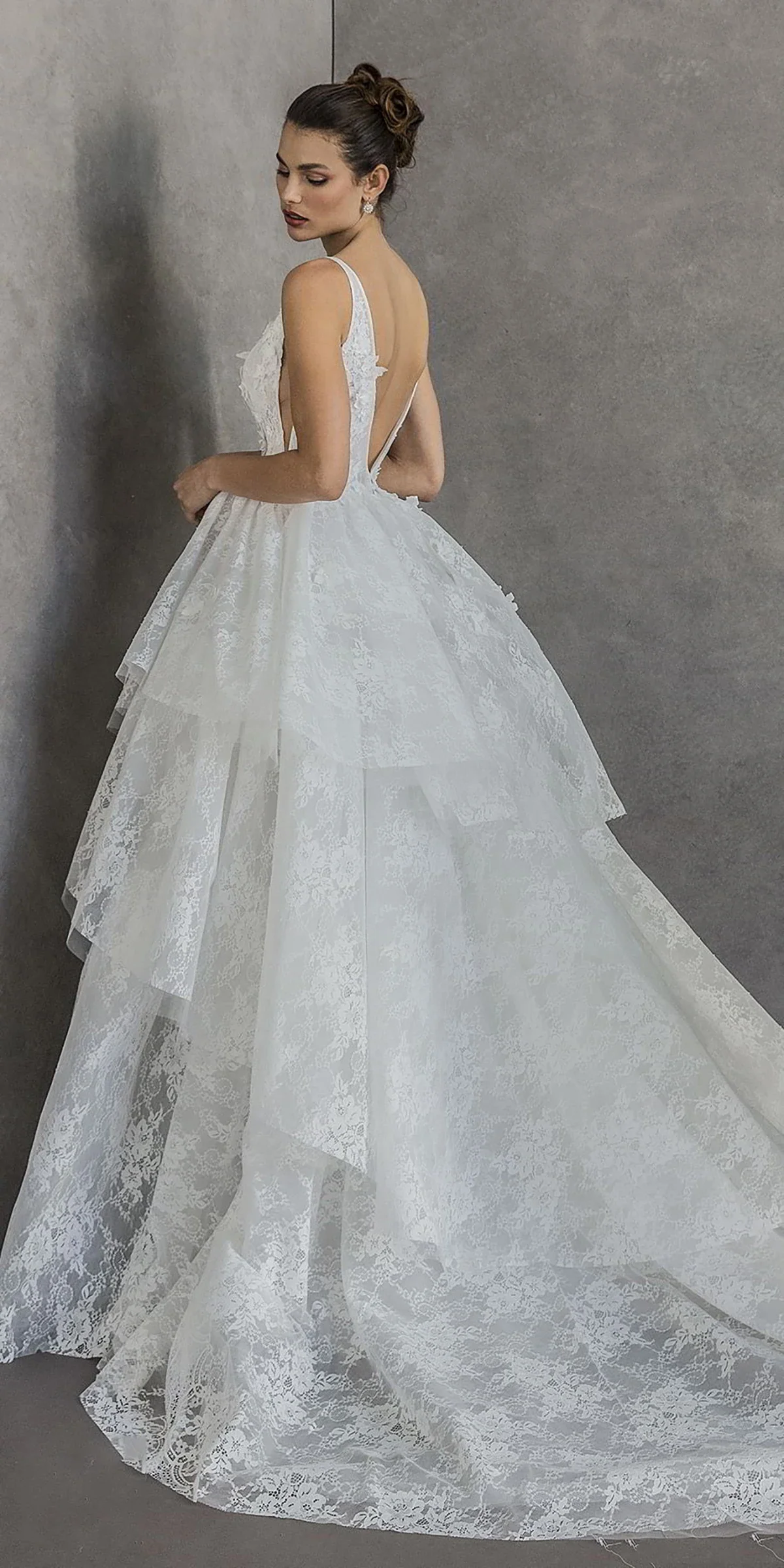 Customized Classic A-Line Wedding Dresses Sleeveless Appliques Strap Backless Bridal Gown Trian Slim Fit Tiered Ruffles Dresses