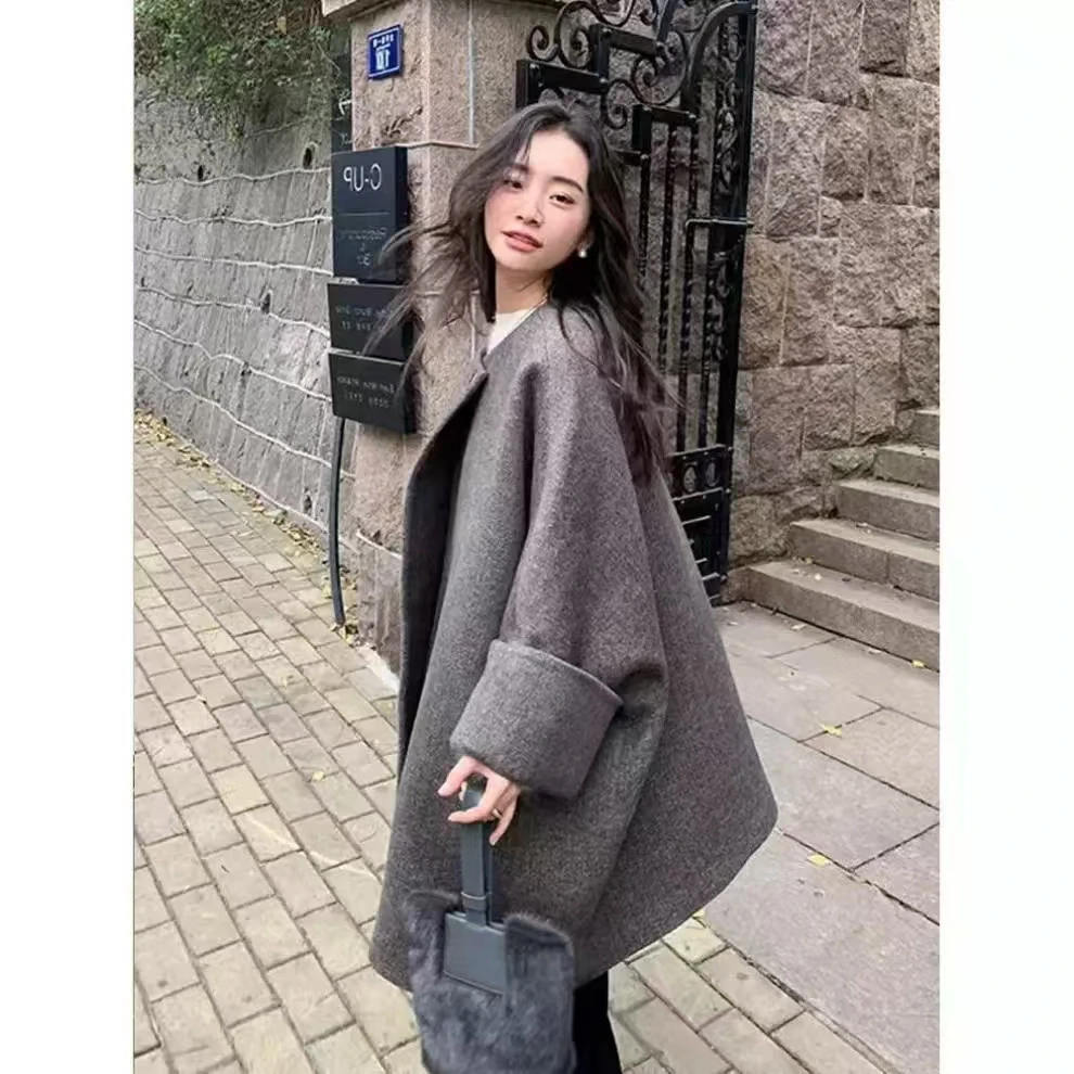 Women's coat has a high-end feel and looks super good. It's a niche woolen cloak coat for women's autumn and winter styles