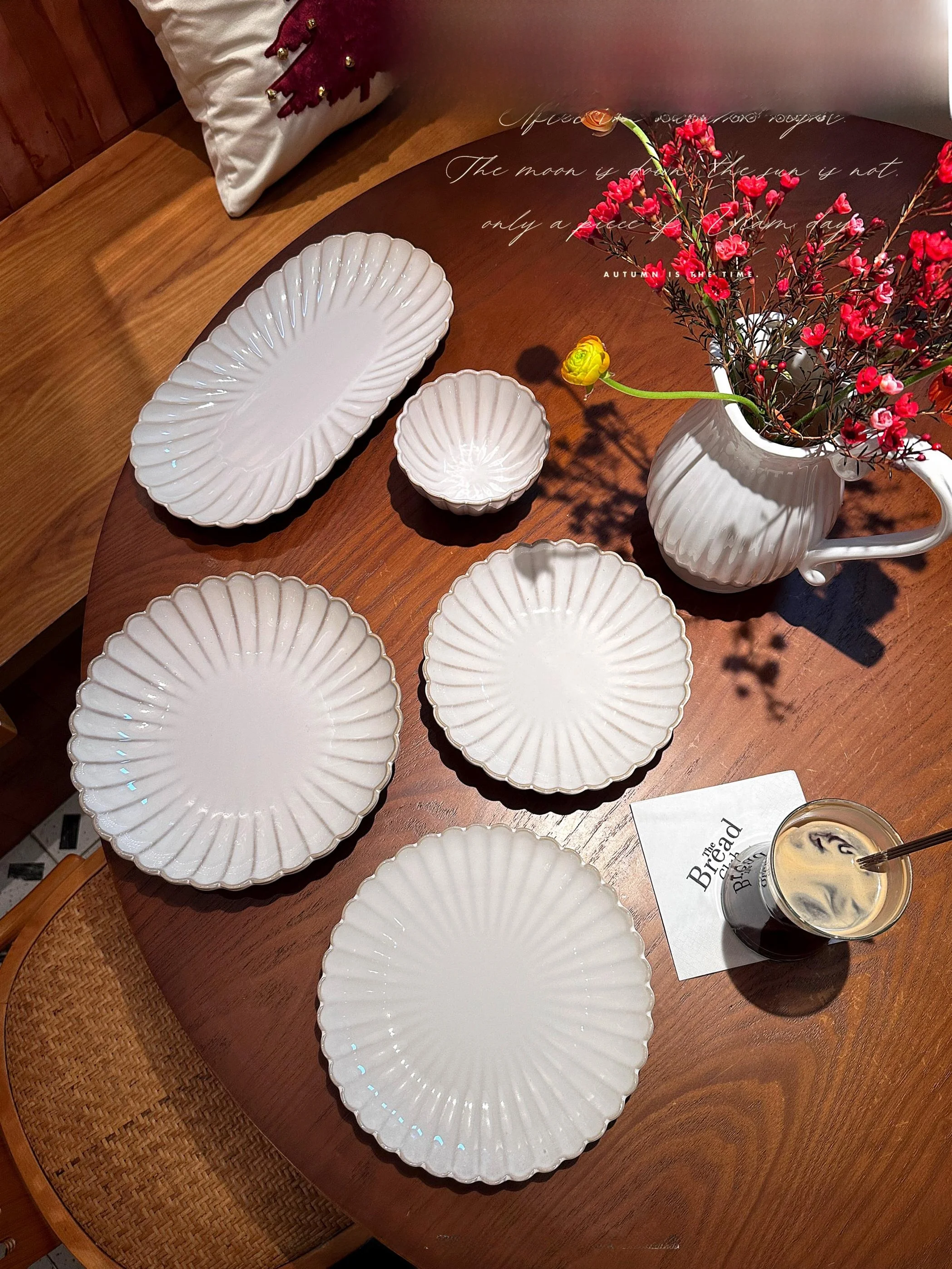 

Retro Japanese Sle Cerc Plate Modem Women's Brand round Dinner Plate with Cysanthemum Pattern for Steak And Salad