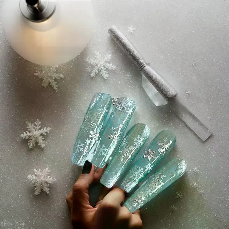 Maniküre-Abziehbilder mit Gold-/Silber-Schneeflocken für DIY-Nagelkunst, lebendige Cartoon-Weihnachtsnagelaufkleber mit Glitzer