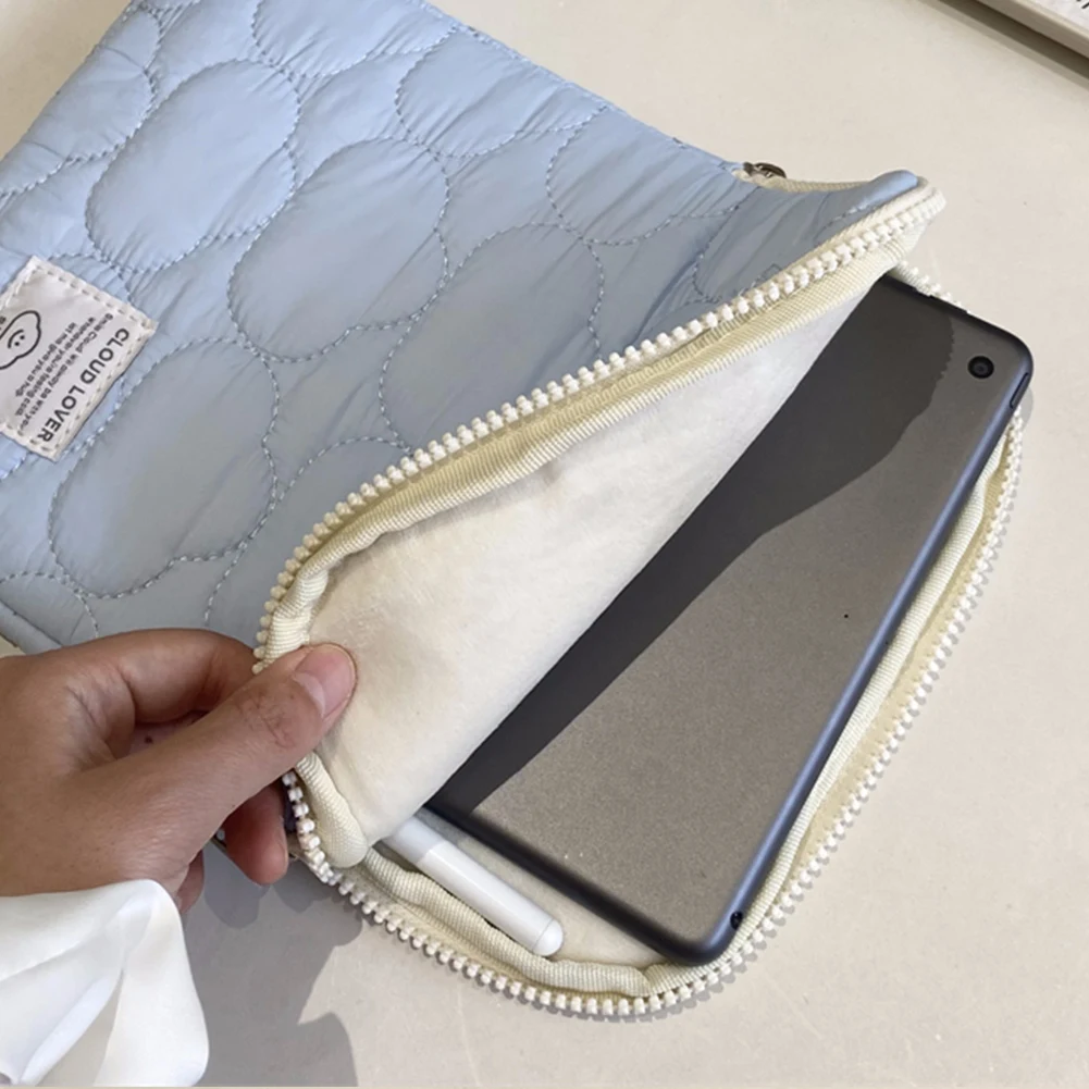 Bufiasty pokrowiec na laptopa dla kobiet haft w chmurze śliczny pokrowiec na komputer pikowany pokrowiec na notebooka kompatybilny z notatnikiem 11-15 cali