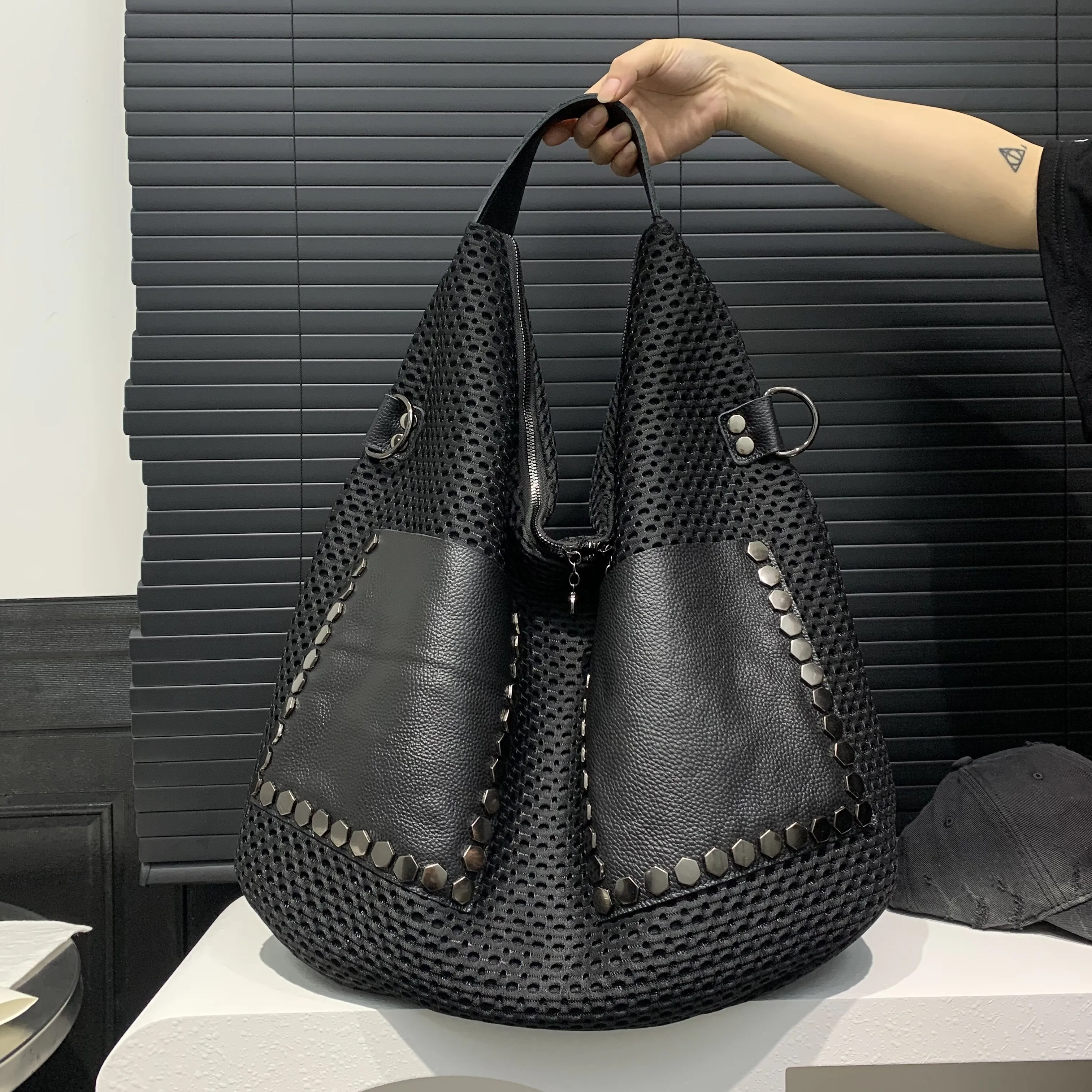 Retro Mesh Handbag Large Capacity fashion black Shoulder Bag Punk Style Rivet Stray Bag Large Women's Bag