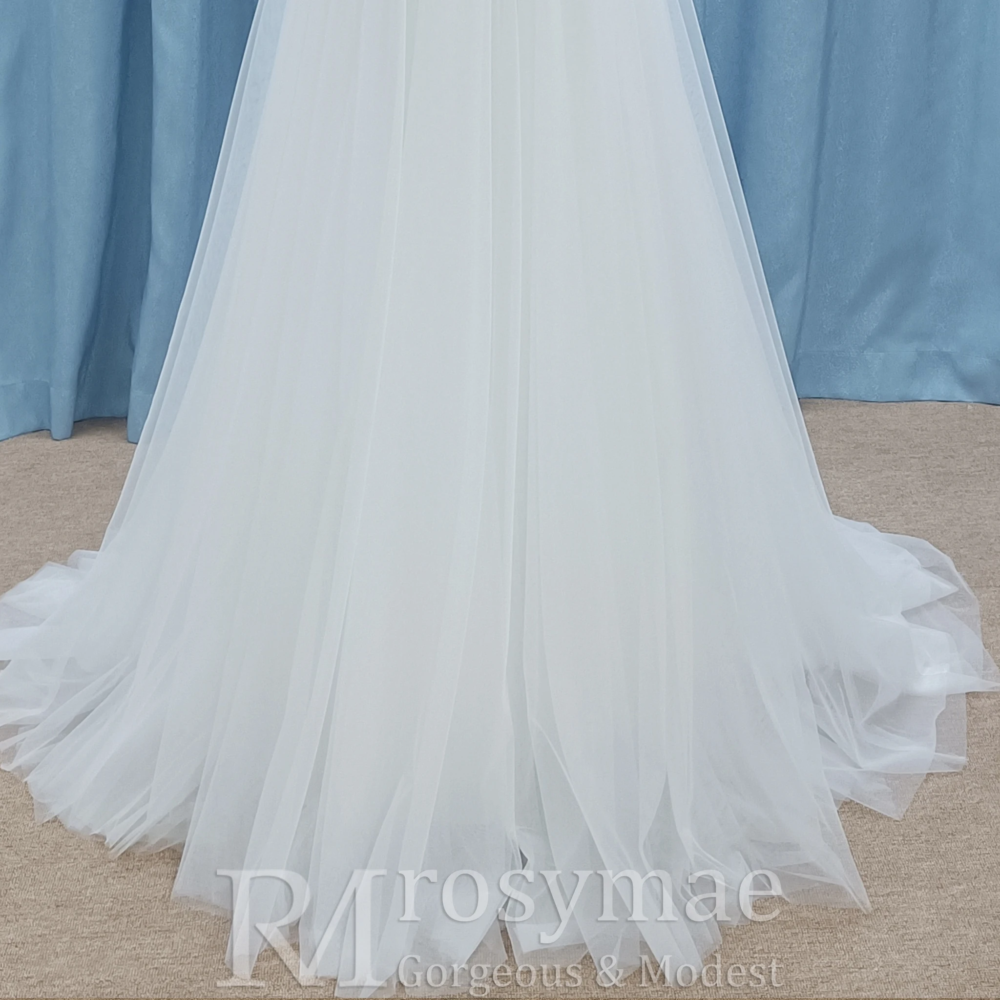 โรซีเม่ชุดแต่งงานผ้าทูลล์คอวีเรียบง่ายพร้อมสายสปาเก็ตตี้ชุดเจ้าสาวที่สง่างาม