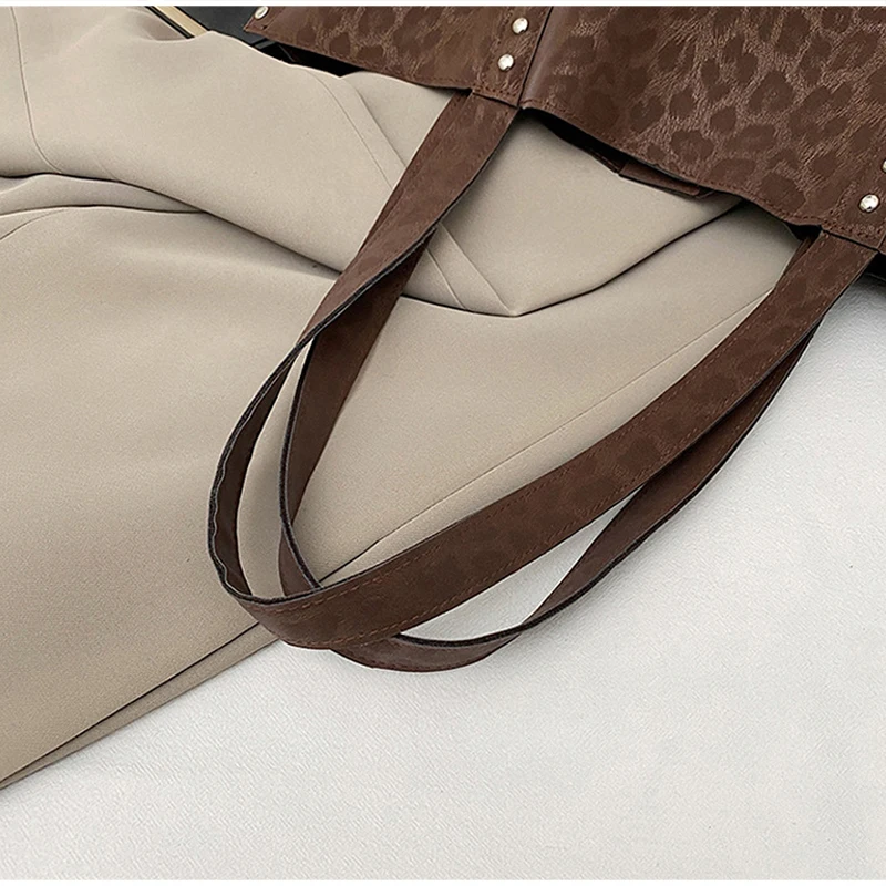 Leopardenmuster Mattierte Wildleder-Schultertasche mit Nieten, Damen Handtasche mit Metallnieten, Vintage Große Kapazität Herbst-Winter-Handtasche – Detail 5