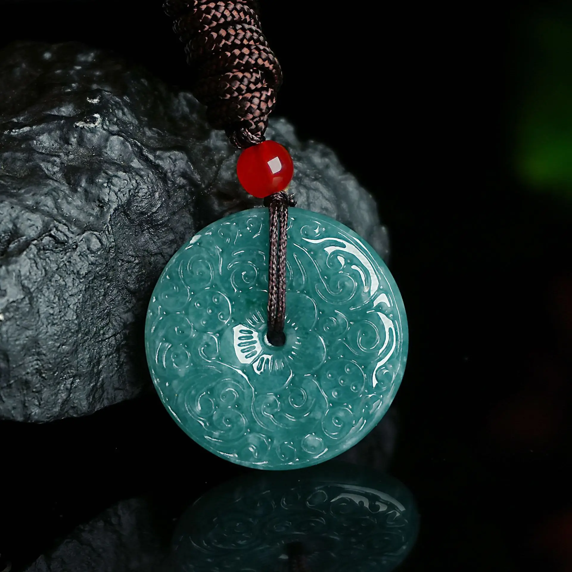 

Подвеска-пряжка «Счастливый мир» (Шяньюнь Пиньань) из двустороннего резного нефрита для мужчин и женщин