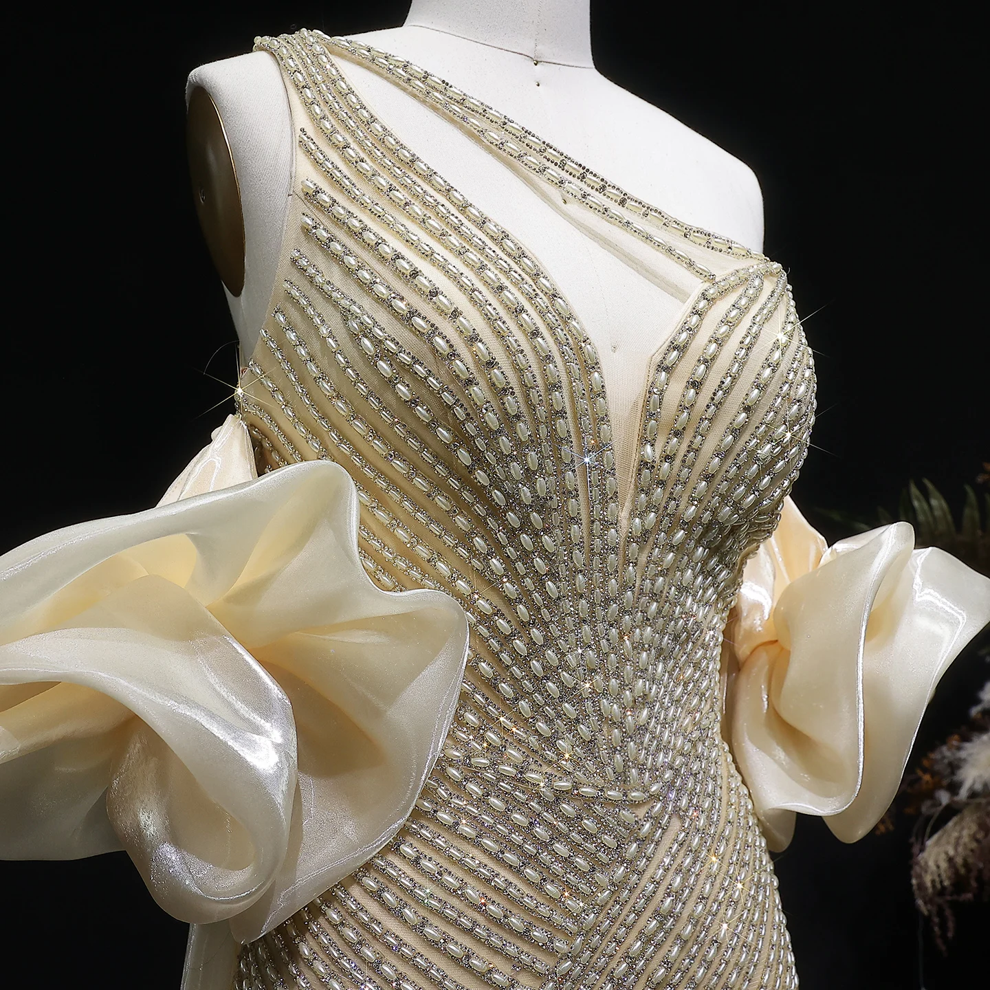 Sharon Said Dubai Luxuriöses Einschultriges Abendkleid mit Langer Schleppe, Stark Perlenbestickt, Saudi-Arabisches Damen-Abendkleid SS016 Maßanfertigung – Detail 26
