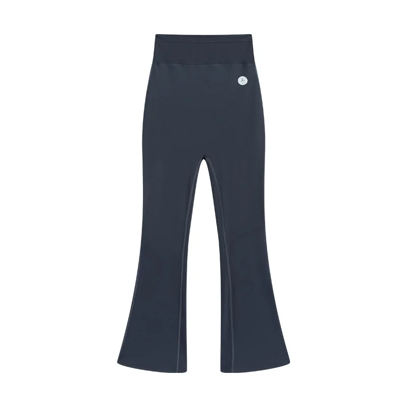 Pregnant women wearing slightly flared pants can look slimmer and lift the buttocks