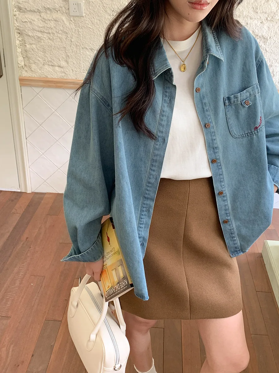 初秋の新しいレトロウォッシュデニムルーズ長袖シャツを重ね着するための