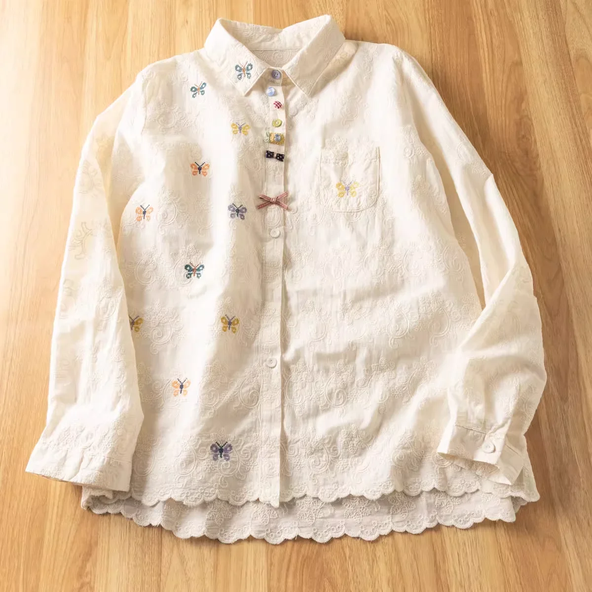 2025 エレガントな女性用シャツ ボヘミアン バタフライ刺繍 ホワイトベージュシャツ 長袖ブラウス 女性用 コットン トップス ZT213