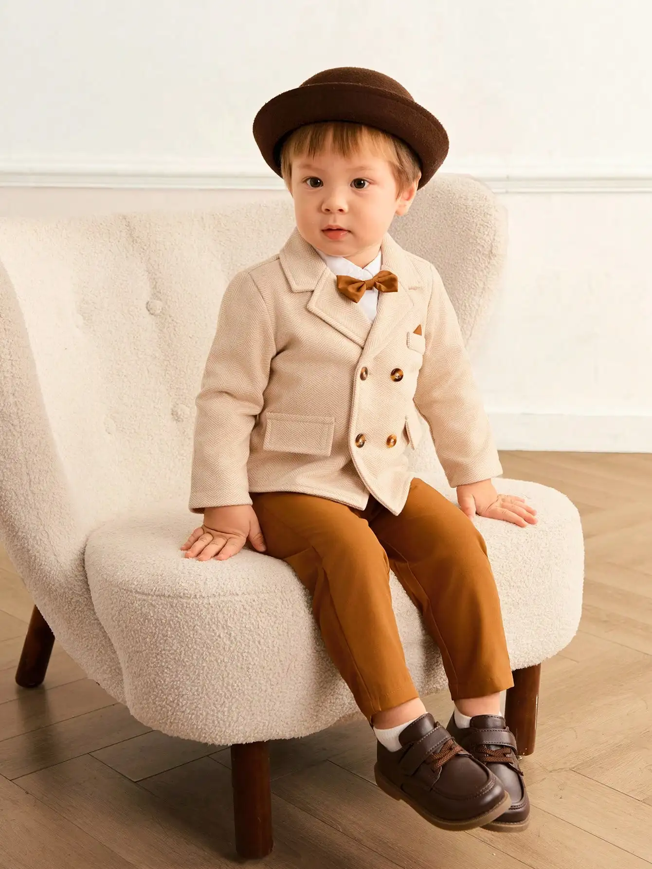 

Костюм-двойка для мальчика: бежевый двубортный пиджак, коричневые брюки и галстук-бабочка для осени/зимы