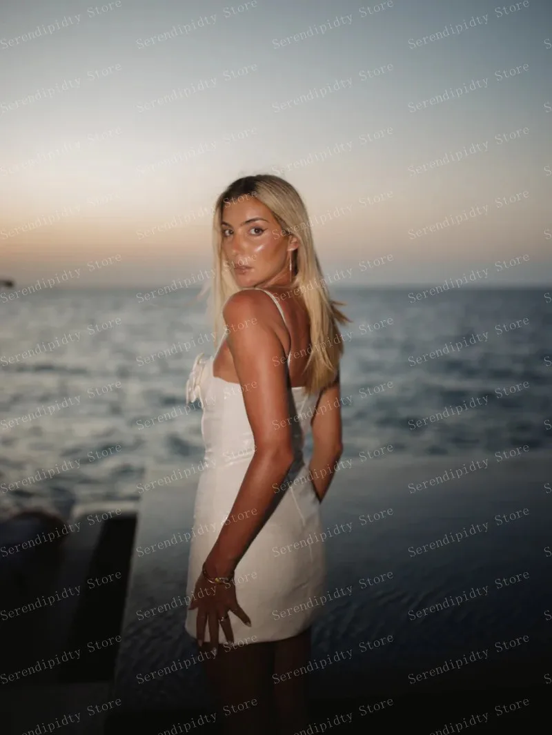 Minigonna bianca con paillettes con abbellimenti floreali Shimmers illuminemente sotto la luce riflette il glamour ed l'eleganza perfetta per il Nig