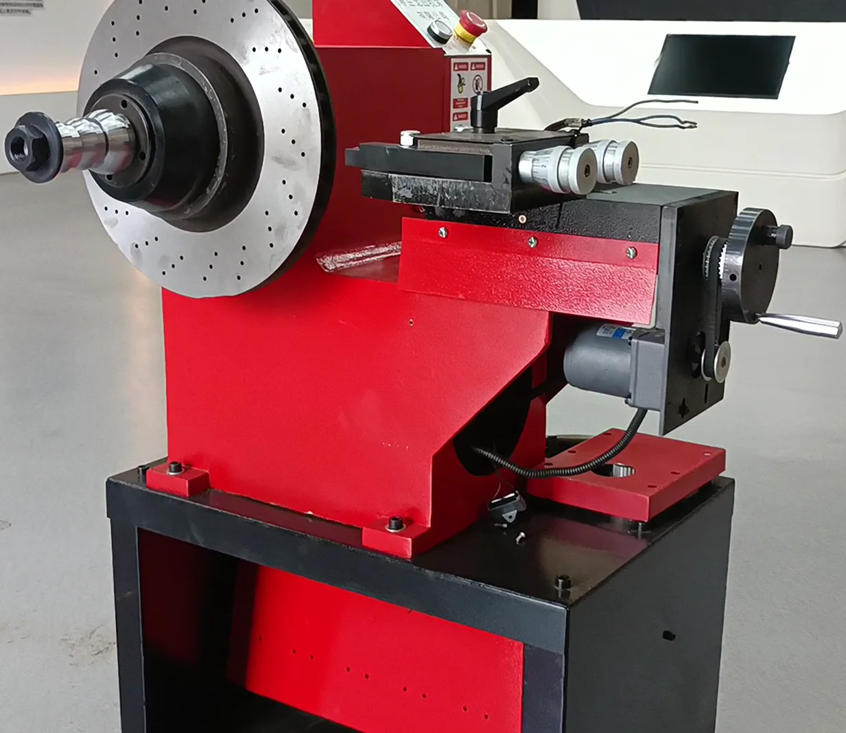 Economic Automobile Tyre Brake Drum Disc Grinding Cutting Lathe C9335A Skimming Machine