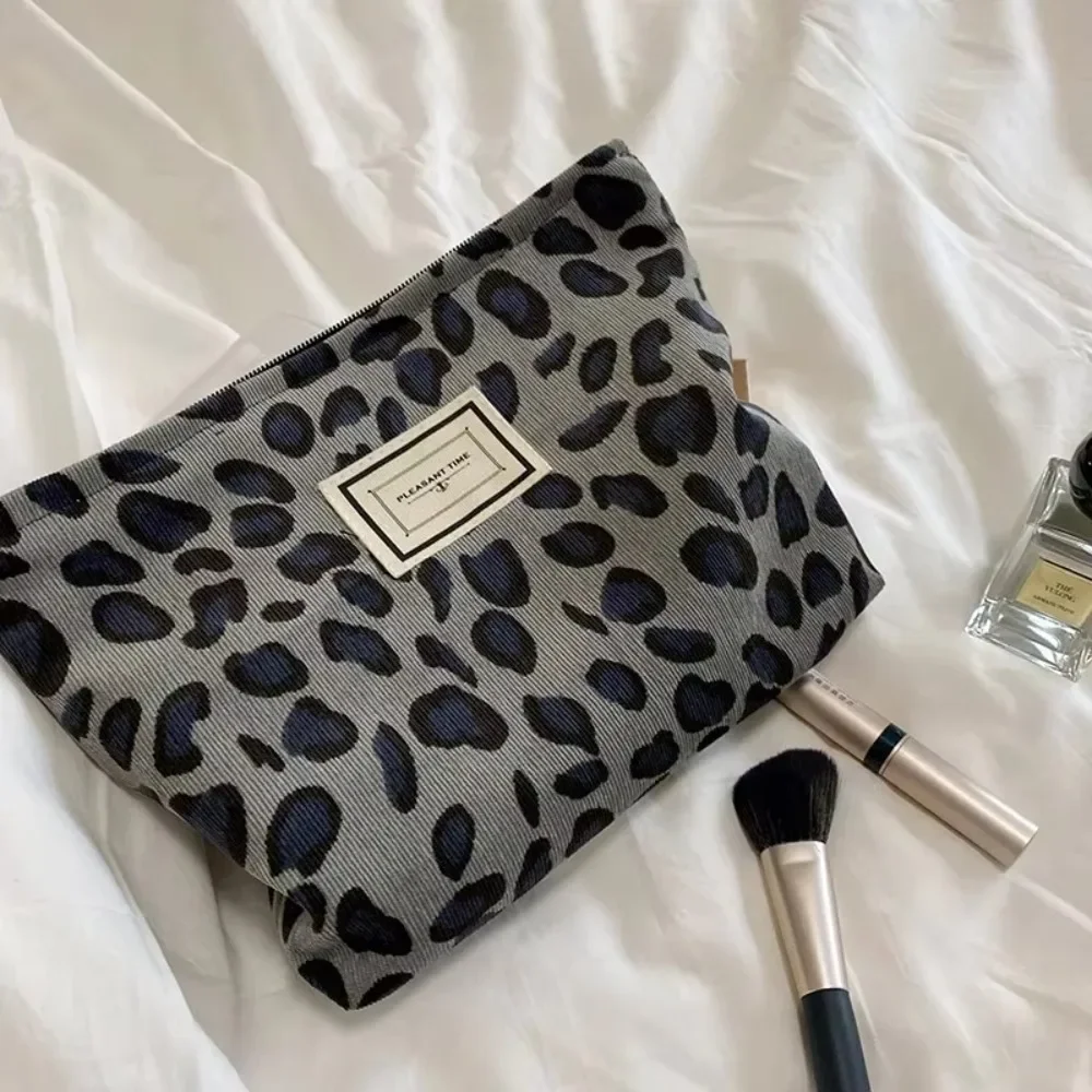 

Women's Large Leopard Cosmetic Bag - Waterproof Canvas Makeup Organizer, Travel Beauty Case with Zipper