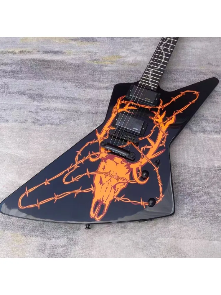 Schwarz-Orange Totenkopf-Print Offset E-Gitarre mit Dual-Humbuckern, scharfer, eckiger Solid-Body, Heavy-Rock-Gitarre, kostenloser Versand