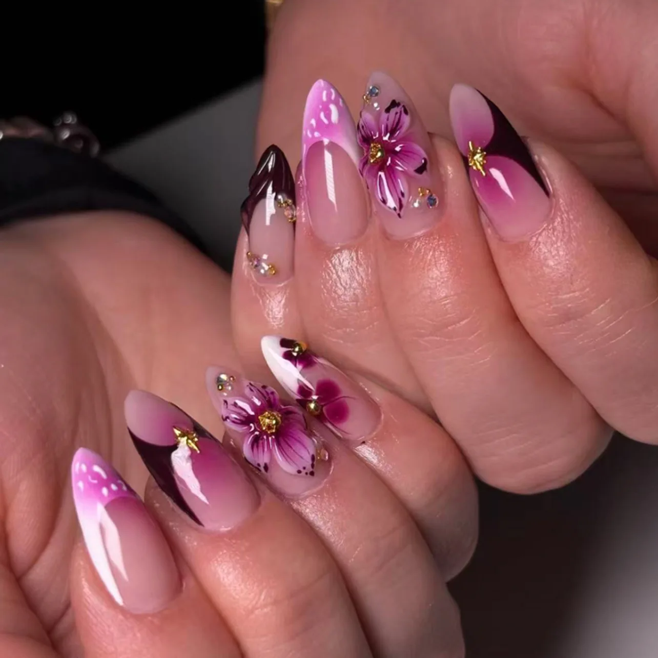 24 Uñas Postizas de Almendra con Punta Francesa, Diseño Dulce y Moderno, con Lazo 3D, Flores, Adornos de Estrella y Diamantes de Imitación para Chicas