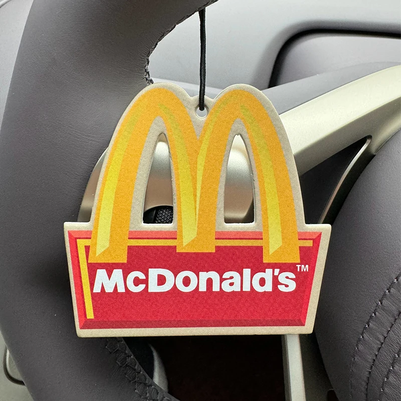 Aroma a Fresia y Pera Inglesa de McDonald's (Tendencia Internacional) Perfume Neutral para Auto y Ambientador No Tóxico |     Aceites Esenciales Naturales y Tabletas Aromáticas (Noroili/Pomelo/Cedro) |     Tipo colgante y de doble propósito con clip de ventilación |     Fragancia Duradera de 60 a 90 Días |     Desodoriza y Purifica el Aire |     Adecuado para usar en automóviles, hogares, armarios y baños. |     Diseño de Animación de Dibujos Animados |     Mismo aroma que el vendido en la tienda