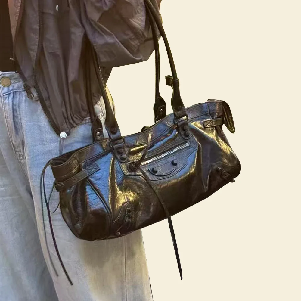 

25 New Horizontal Locomotive Bag, Dark Wind Spice Girl Rivet Fold, First Layer Cowhide Personalized Design, Underarm Bag