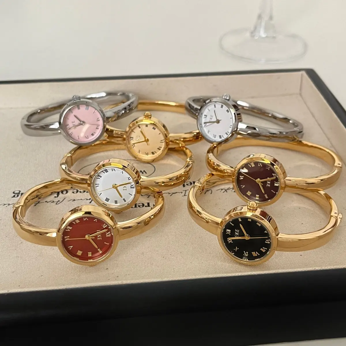 New Stylish And Elegant Women'S Watch, Featuring A Simple Bracelet Design, Small Dial, And High-End, Luxurious Quartz Movement.