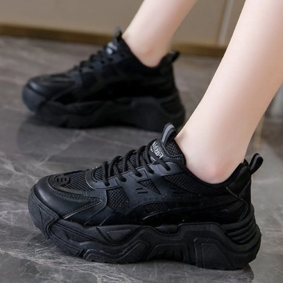 أحذية رياضية نسائية ذات نعل سميك - أحذية جلدية شبكية، خفيفة الوزن وغير قابلة للانزلاق، مريحة ومسامية، أحذية رياضية كاجوال مناسبة تمامًا