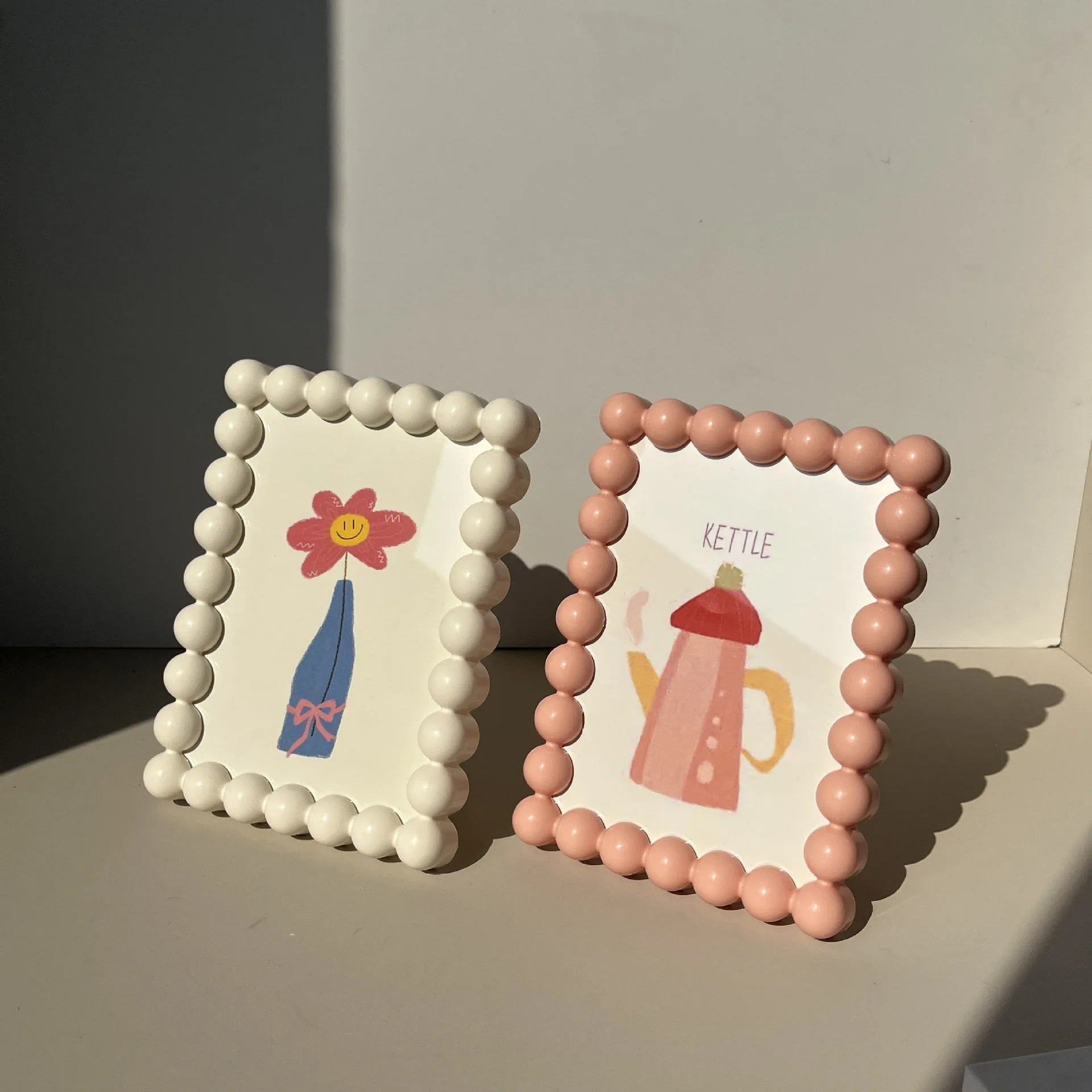 Marco de fotos con borde de plástico con cuentas estilo macaron, soporte moderno minimalista estilo INS para exhibir fotos en el hogar.