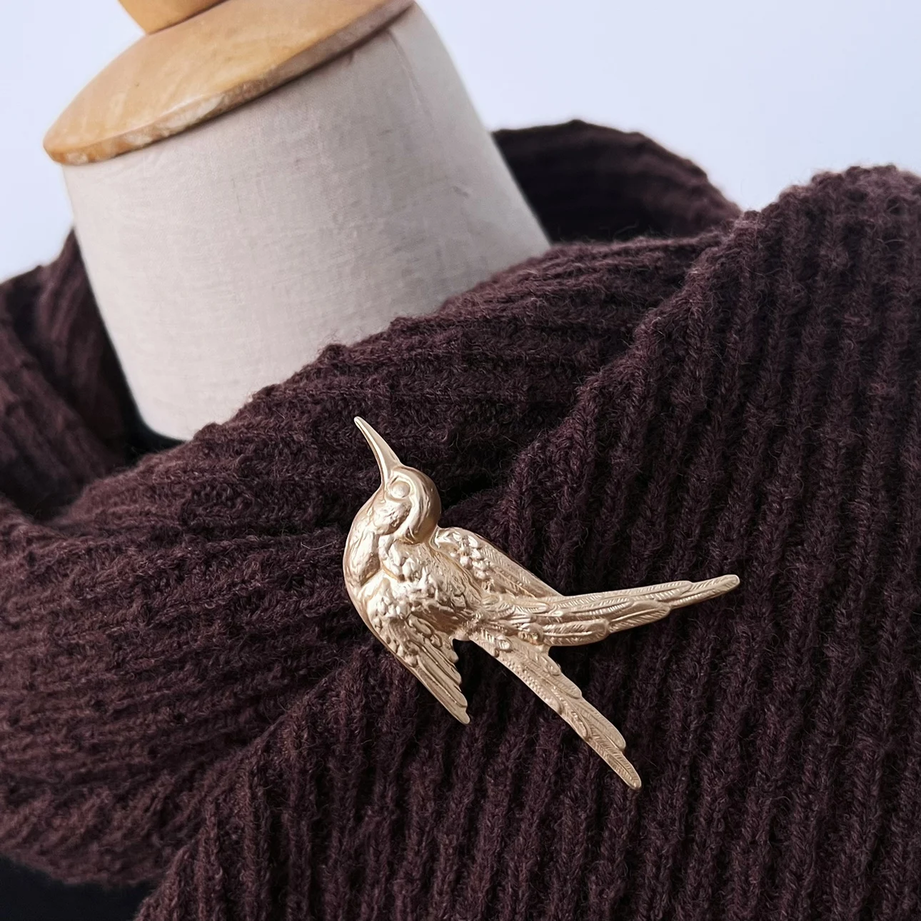 

Винтажный шарф, шаль, игла на пуговицах, большая брошь, эмблема ласточки.