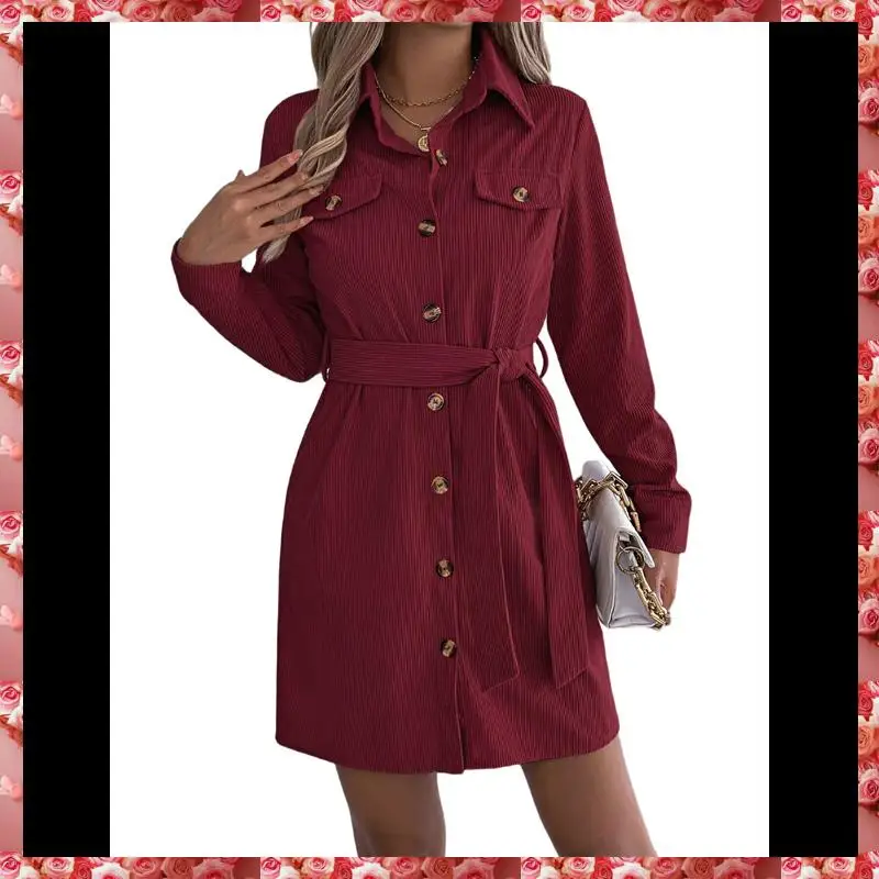 Damska sukienka koszulowa mini z kołnierzykiem w serek, zapinana na guziki, plisowana, z długim rękawem i paskiem.