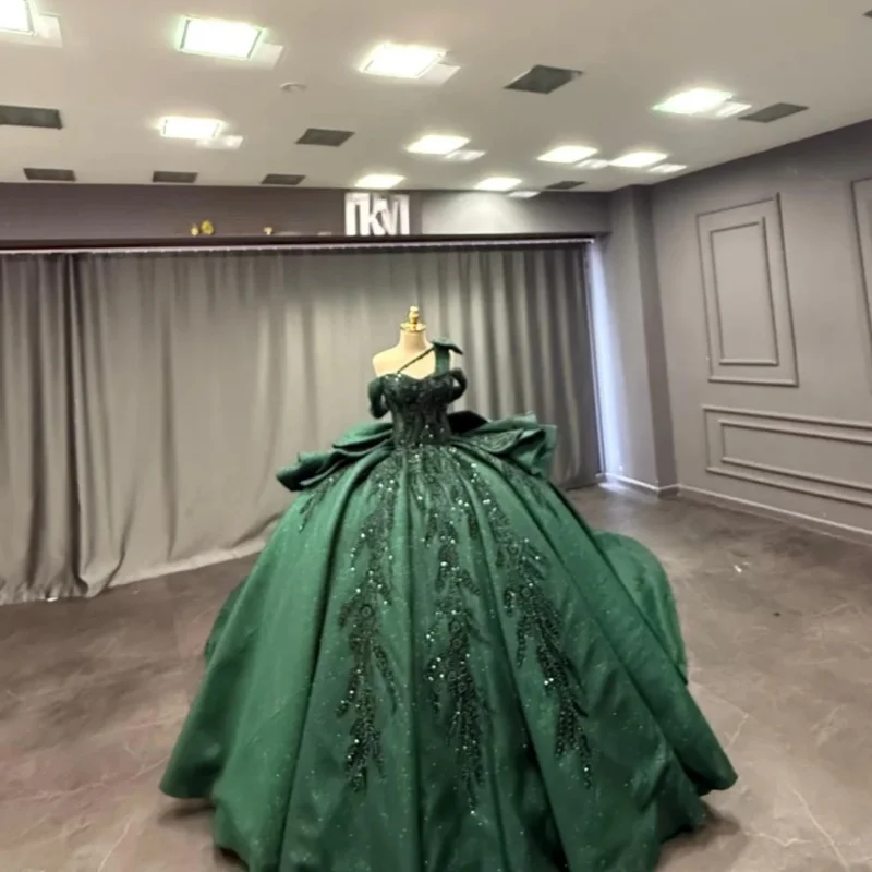 فستان Quinceanera باللون الأخضر الداكن اللامع عاري الكتفين من الدانتيل اللامع بفيونكة طويلة بذيل فيستدوس دي 15 Quinceanera ﻿ تخصيص