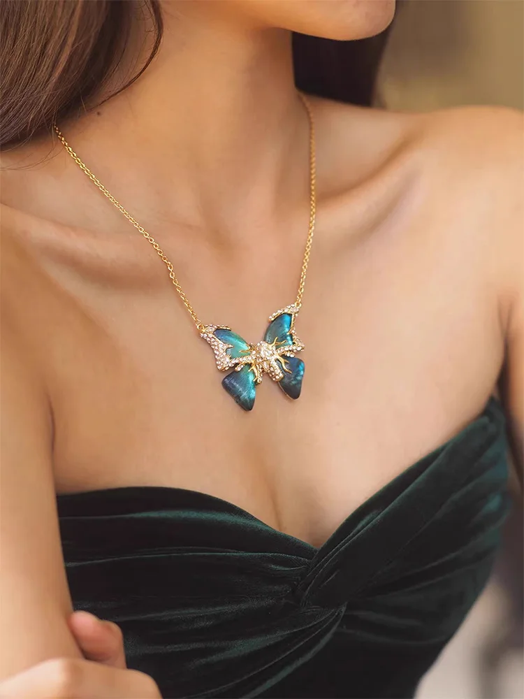 قلادة فراشة زرقاء مطلية بالذهب عتيقة مع كريستالات الزركون - مجوهرات بيان للنساء