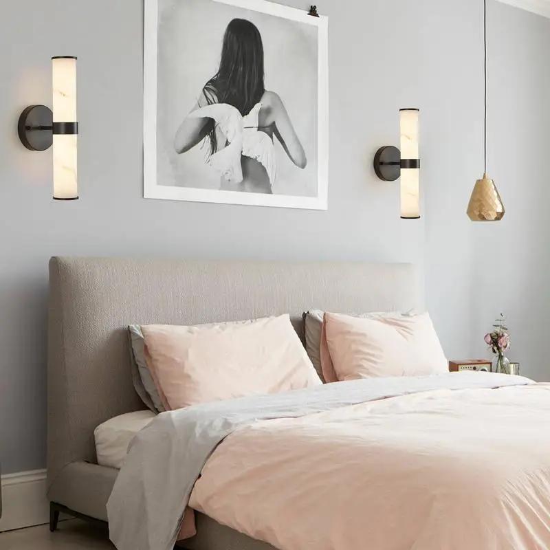 ชุดโคมไฟติดผนังลายหินอ่อนเรซิ่น 2 ชิ้นพร้อมโครงเหล็กสีดำ โคมไฟในร่มที่หรูหราสำหรับห้องโถง ห้องน้ำ