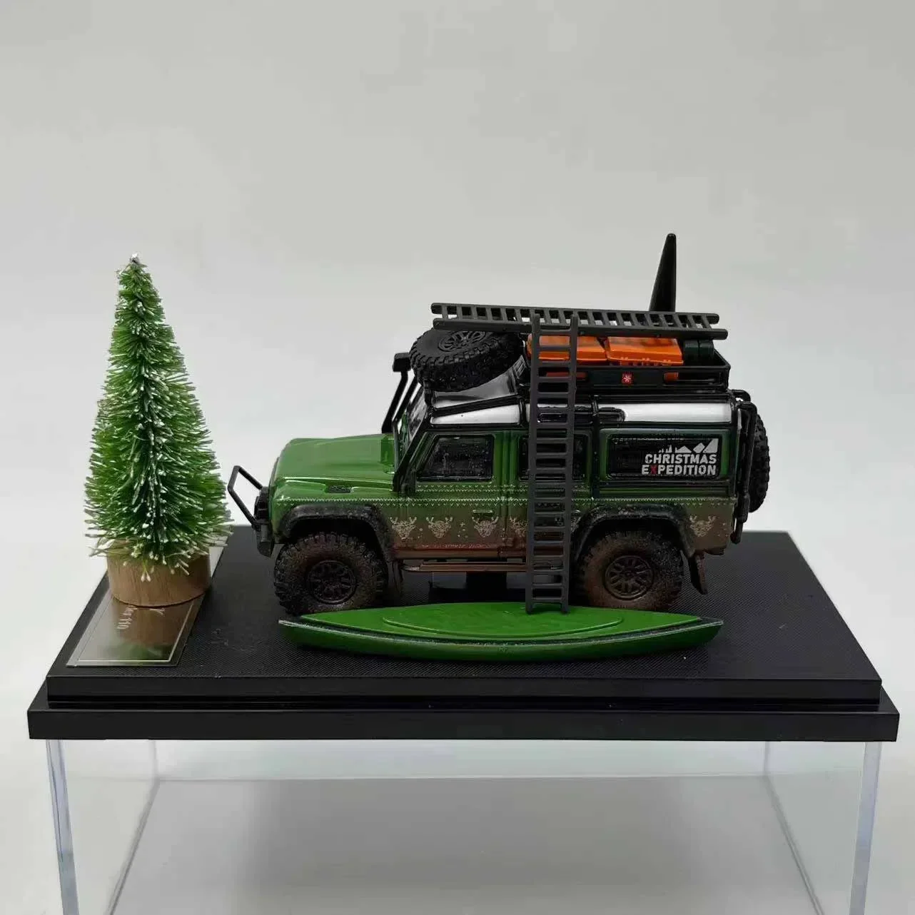 Diecast 1:64 Defender 110 Car Christmas Car Model with Christmas Tree Die-Cast & Toys Adult Fans Collectible Souvenir Gifts