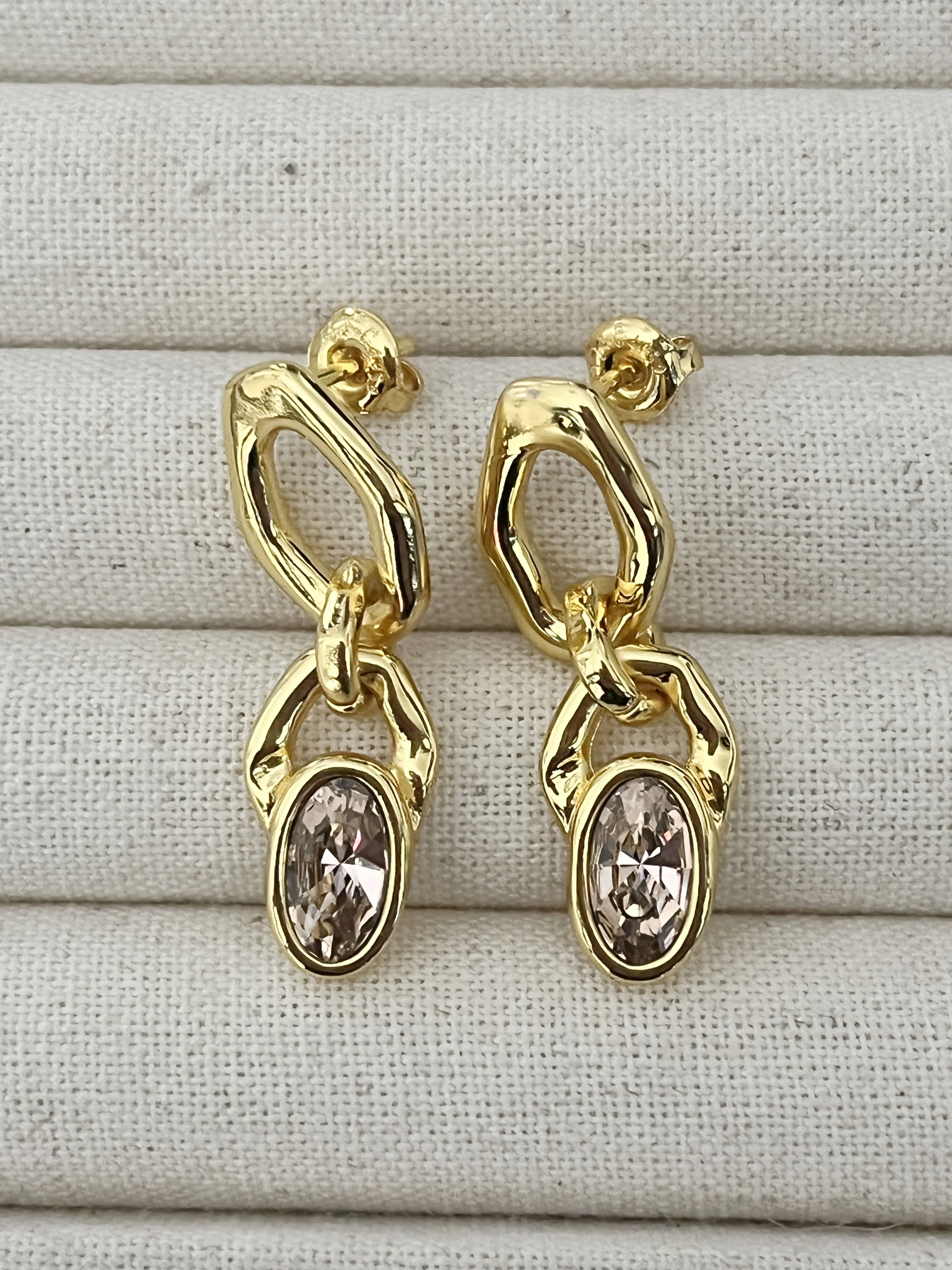 New UNOde50 Shimmer in Style with Sparkling Rhinestone Stud Earrings - A Perfect Marriage of Class and Romance