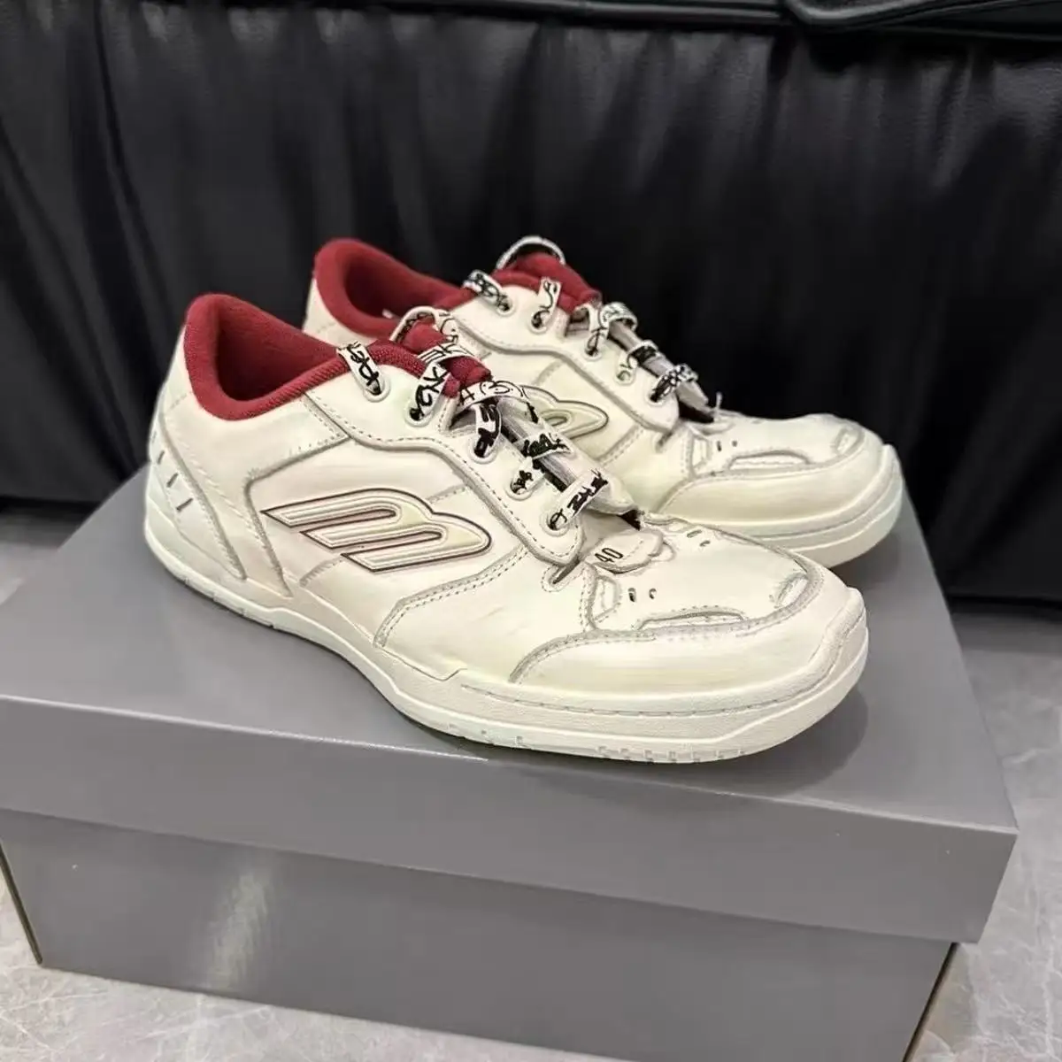 

2025 New Casual Sports Shoes for Men and Women Fashion Black and White Casual and Comfortable Shoes for Men and Women.