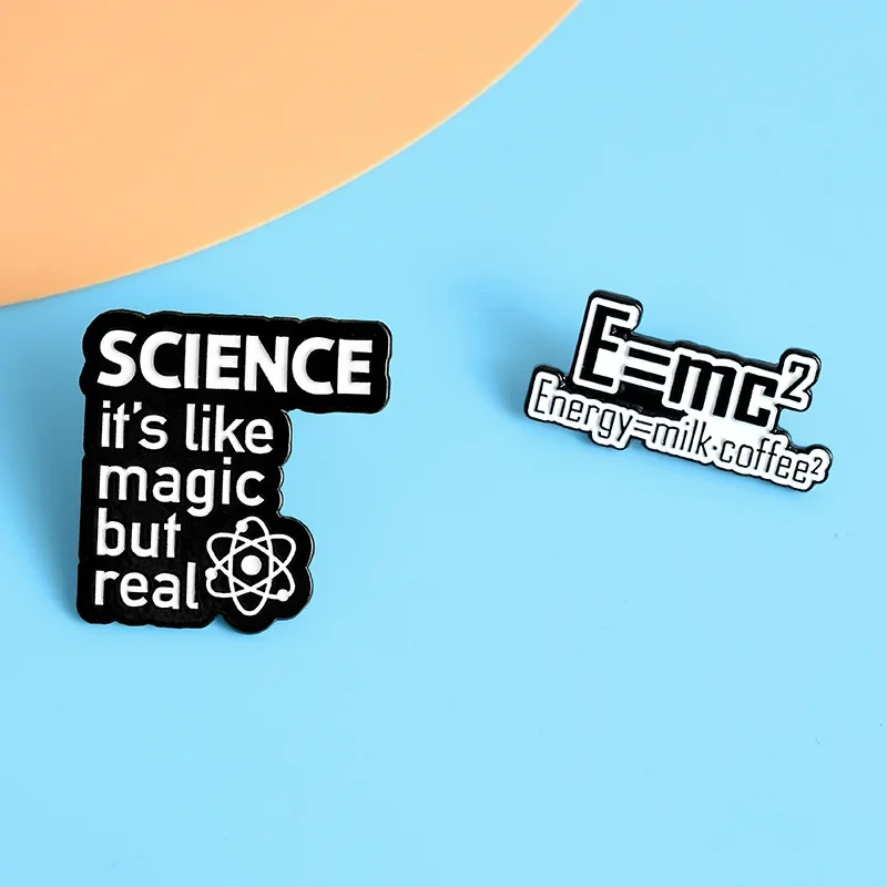 دبابيس المينا طية صدر السترة مع معادلة الطاقة الجماعية ، ميم السحر الكيميائي ، علم القهوة ، الفيزياء ، الشحن المجاني