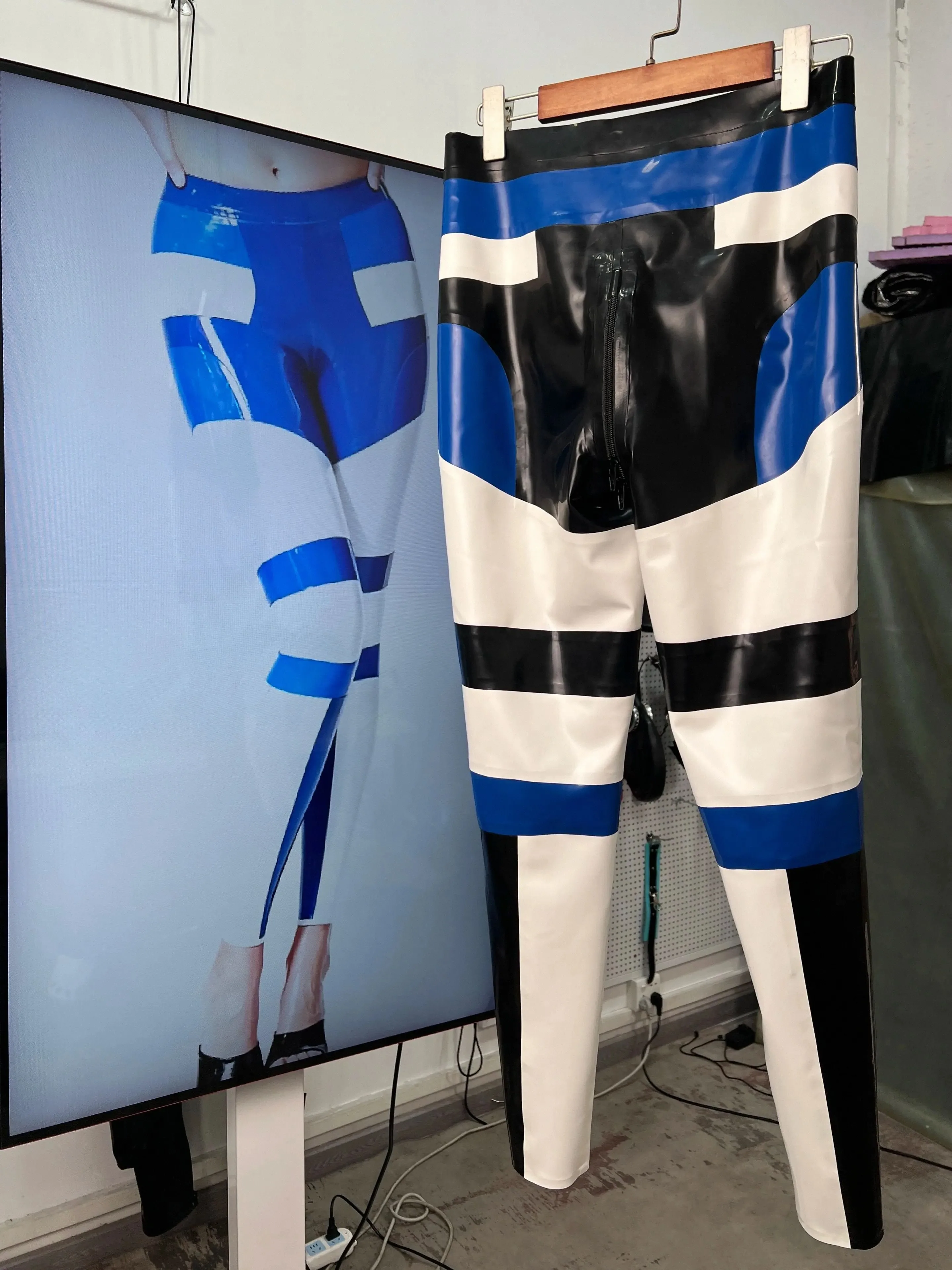 Pantalones de unitardo personalizados en negro, blanco y azul para mujer, con cuello alto, para uso en escenario.