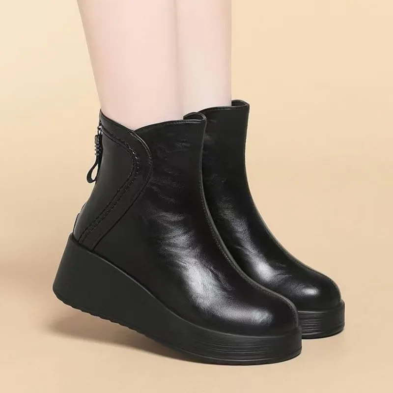 Runde Zehenpartie, Keilabsatz, Stiefeletten, Reißverschluss hinten, Vintage-Design, weiches Leder, mit Fleece gefüttert, Damen-Winterstiefeletten. – Detail 4