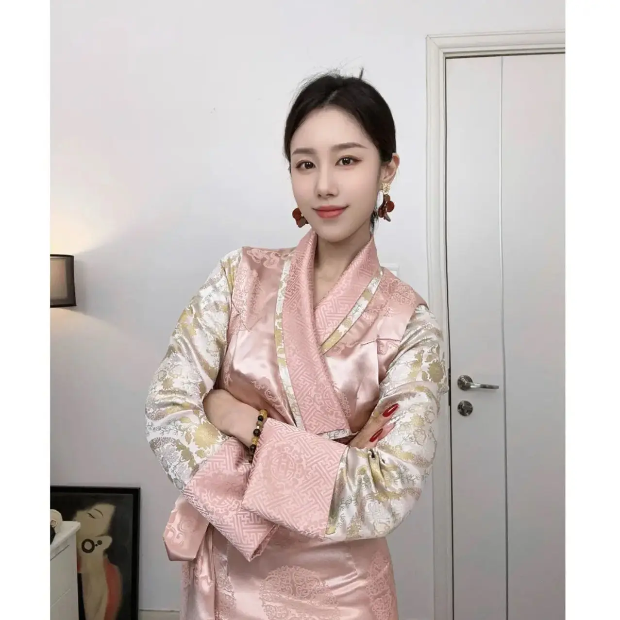 Populaire Tibetaanse vrouwen die lange Tibetaanse dagelijkse vrijetijdskleding splitst Tibetaanse kleding