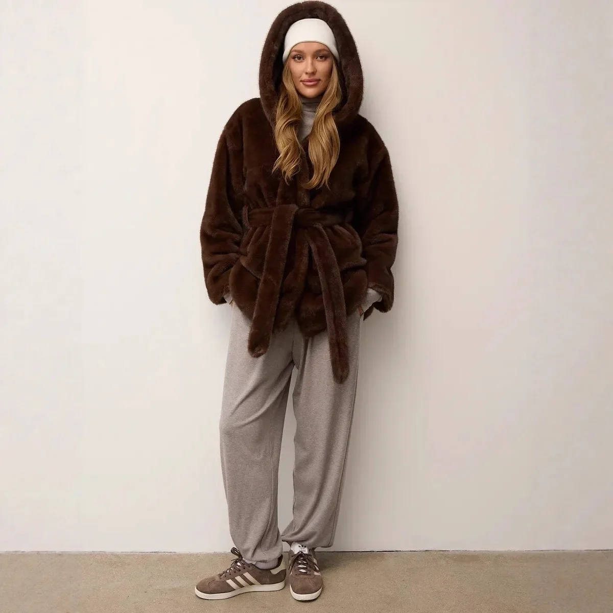 Moda allentata chic femminile soffice giacca di pelliccia invernale donna pelliccia di visone Jackrt cappotto di pelliccia sintetica da donna bianca con cintura con risvolto di lusso