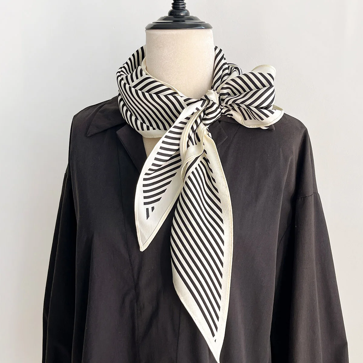 

Triangular Scarf Summer Fashion Women‘s Length Scarf Luxury Imitation Silk Neckerchief Thin Soft Hairbands For Travel Beach