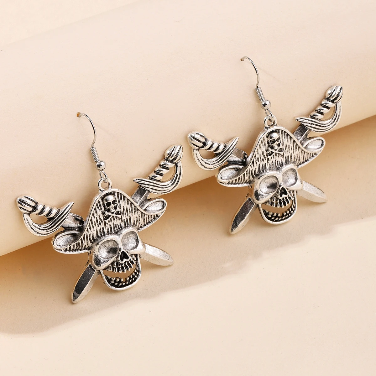 Vintage Punk Pirate Skull Dangle Earrings Gothic Metal Captain Skeleton Drop Earrings Halloween Cosplay Party Jewelry for Women