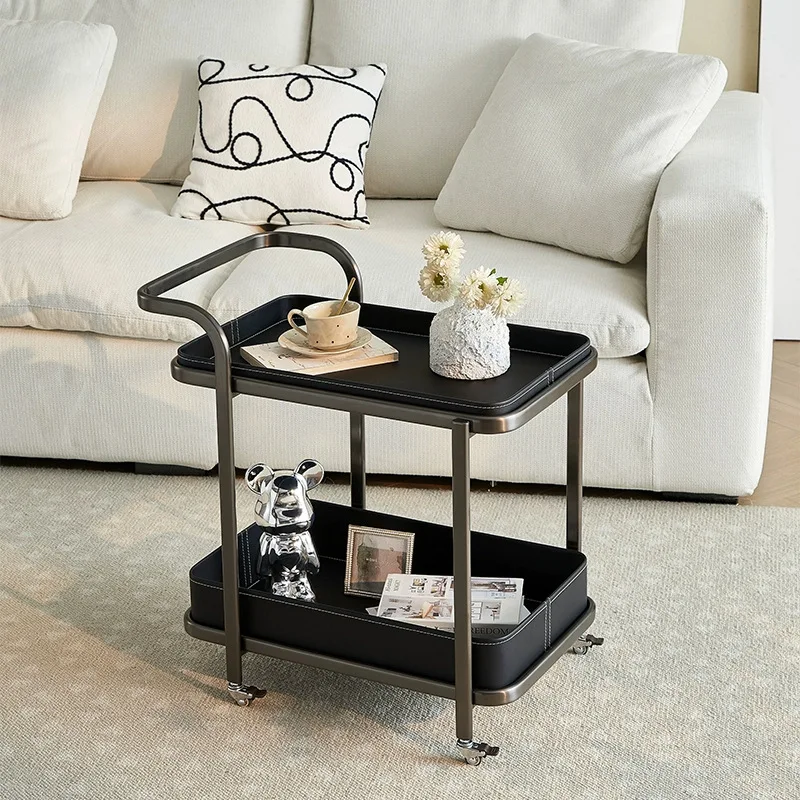 سرج فاخر خفيف من الجلد أريكة متنقلة بجانب عدد قليل من عربات وطاولة القهوة وغرفة المعيشة وزاوية المنزل وعدد قليل من طاولات بجانب السرير مع رف عجلة #4