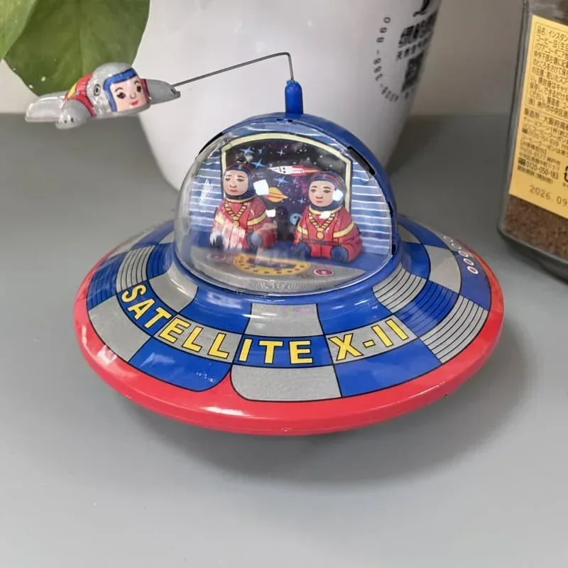 Flying Saucer Metal Tin UFO Space Ship Astronaut Spaceman Clockwork Toys Figure Model Vintage Adult Collection Retro Wind Up Toy