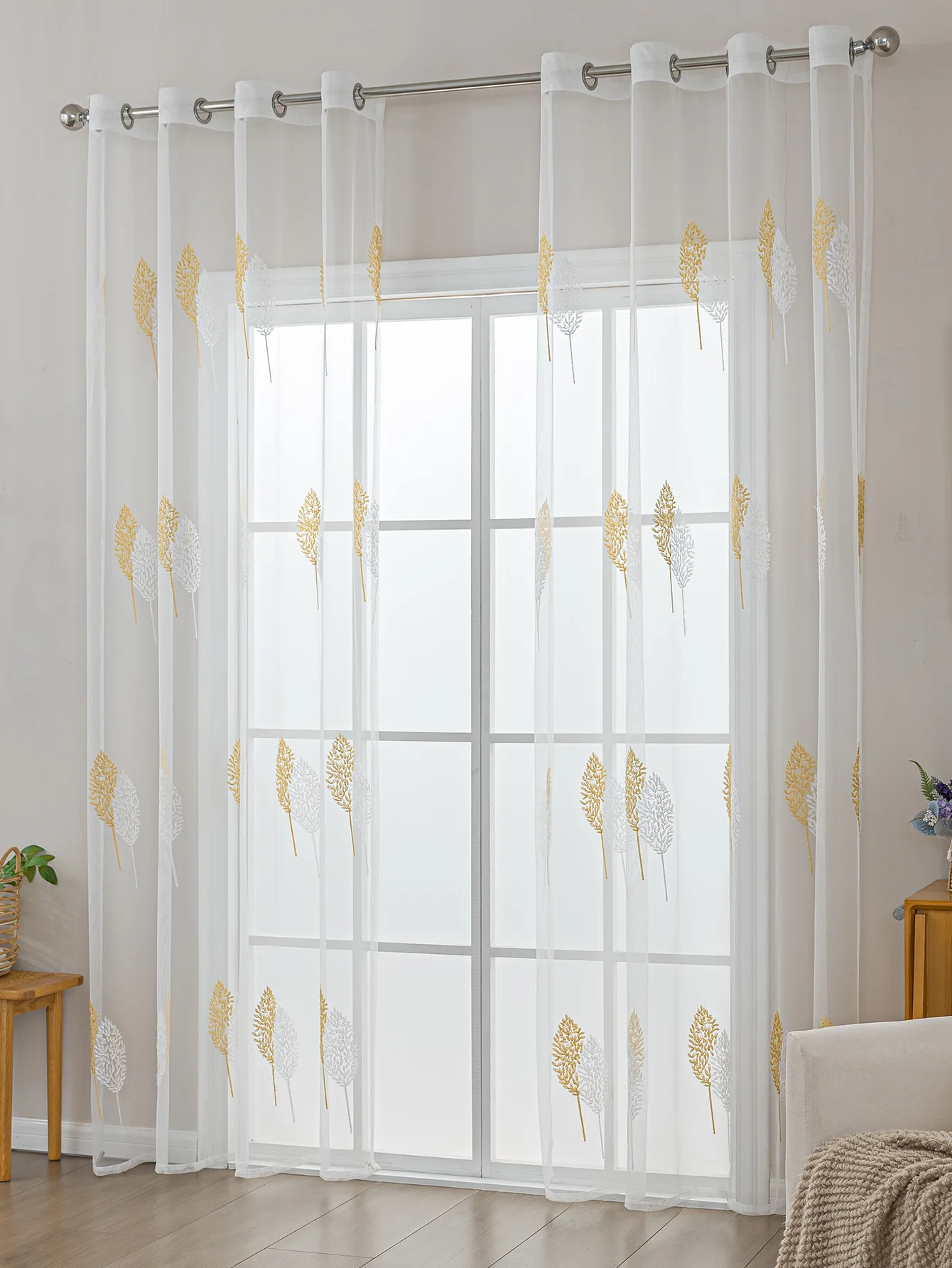 Goldene Moderne Nordische Ösenvorhänge mit Bestickten Baummustern, Bodenlange Gardinen für Elegante Wohnraumdekoration