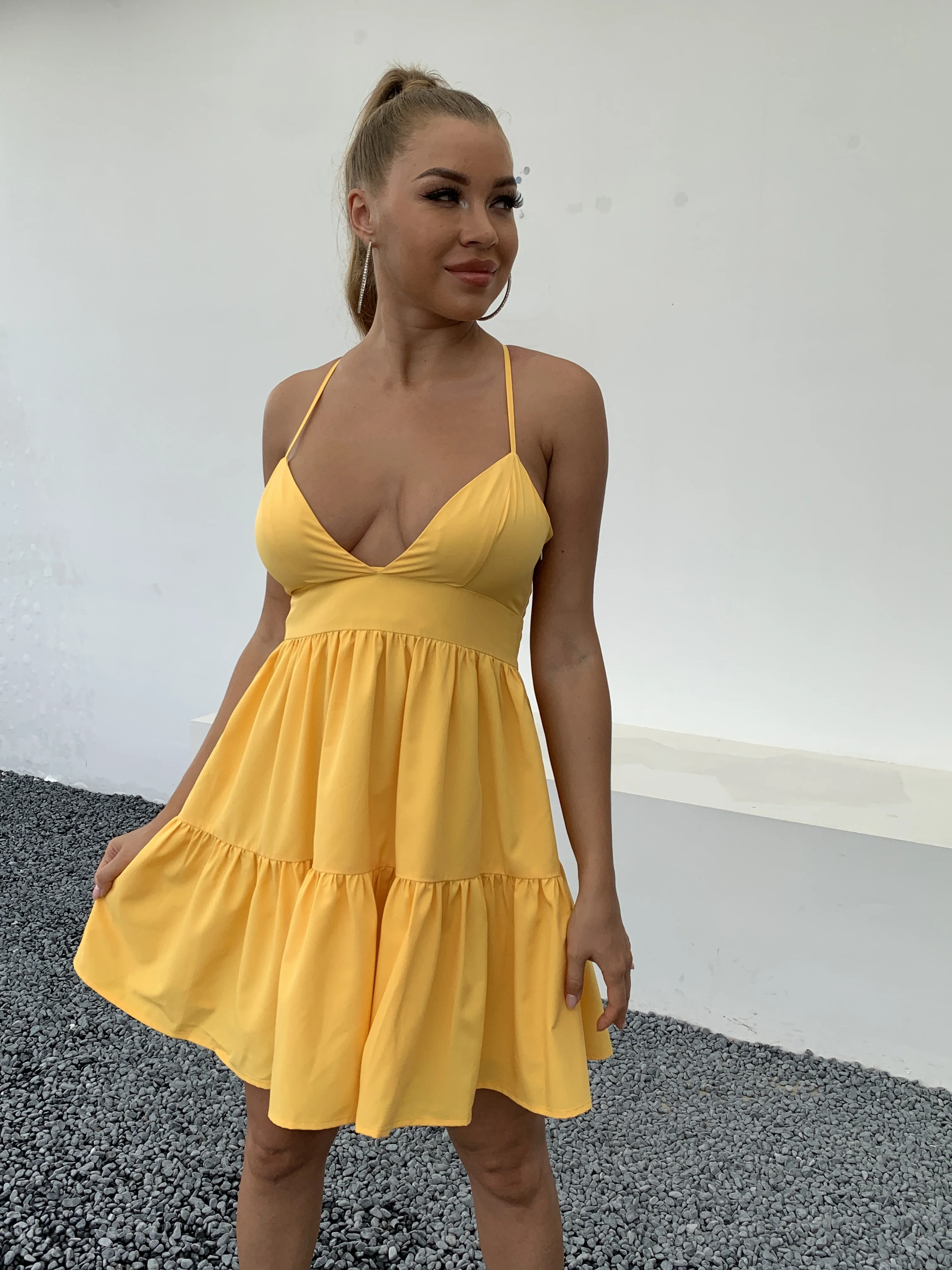 Abito estivo senza schienale con scollo a V, mini abito con spalline sottili, abito a canotta con volant e cravatta strutturata sexy