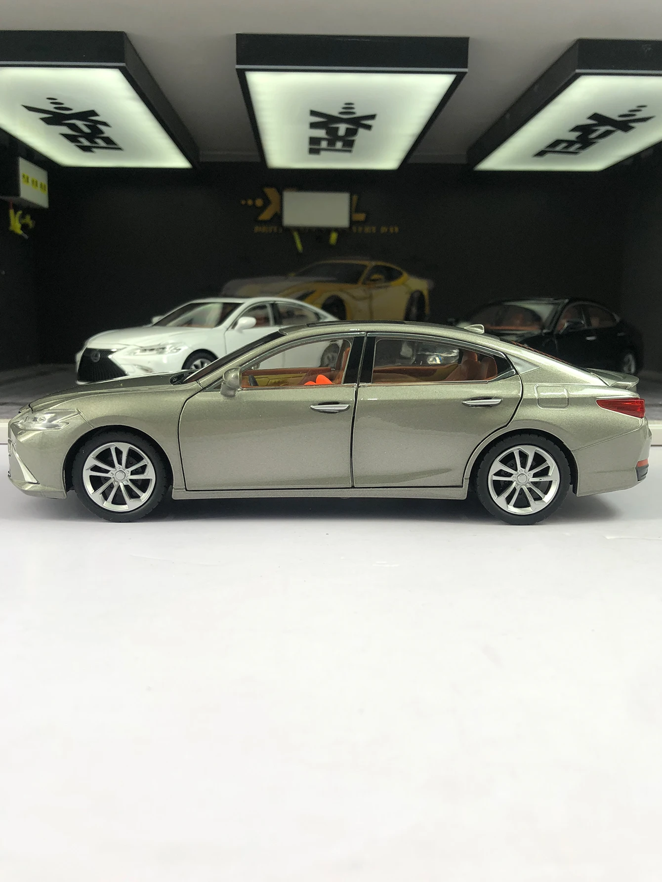 1: 24 symulacja, model samochodu sedan z stopu cynku, statyczna ozdoba, metalowy kolekcjonerski samochód na prezent
