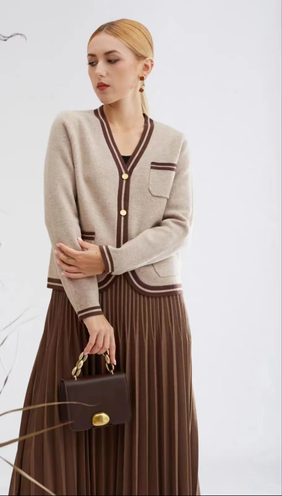 100% pure cashmere cardigan women's V-neck color matching small fragrance knit coat temperament Joker long sleeve.