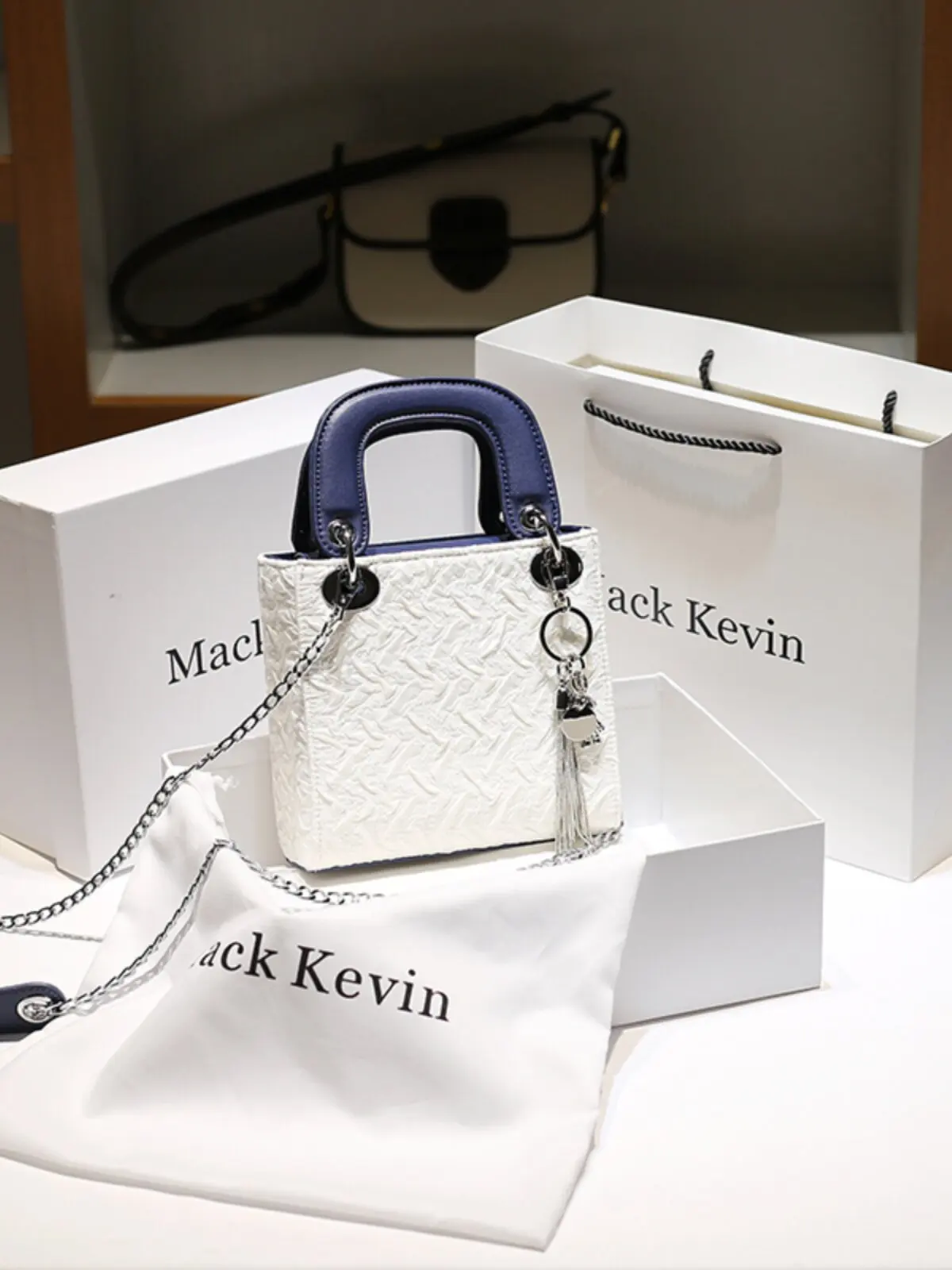 

Luxury and Versatile Handheld Square Bag with Unique Wrinkle Design and Premium Chain Women's New Fashion Single Shoulider Bag