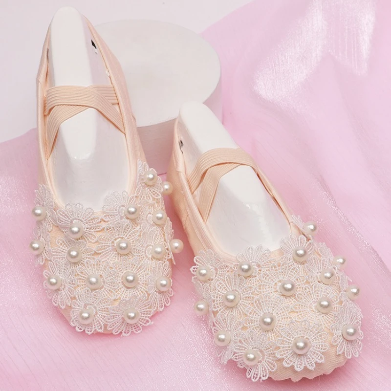 Chaussures de ballet en satin blanc pour dames avec détails en dentelle et perles pour les spectacles de danse