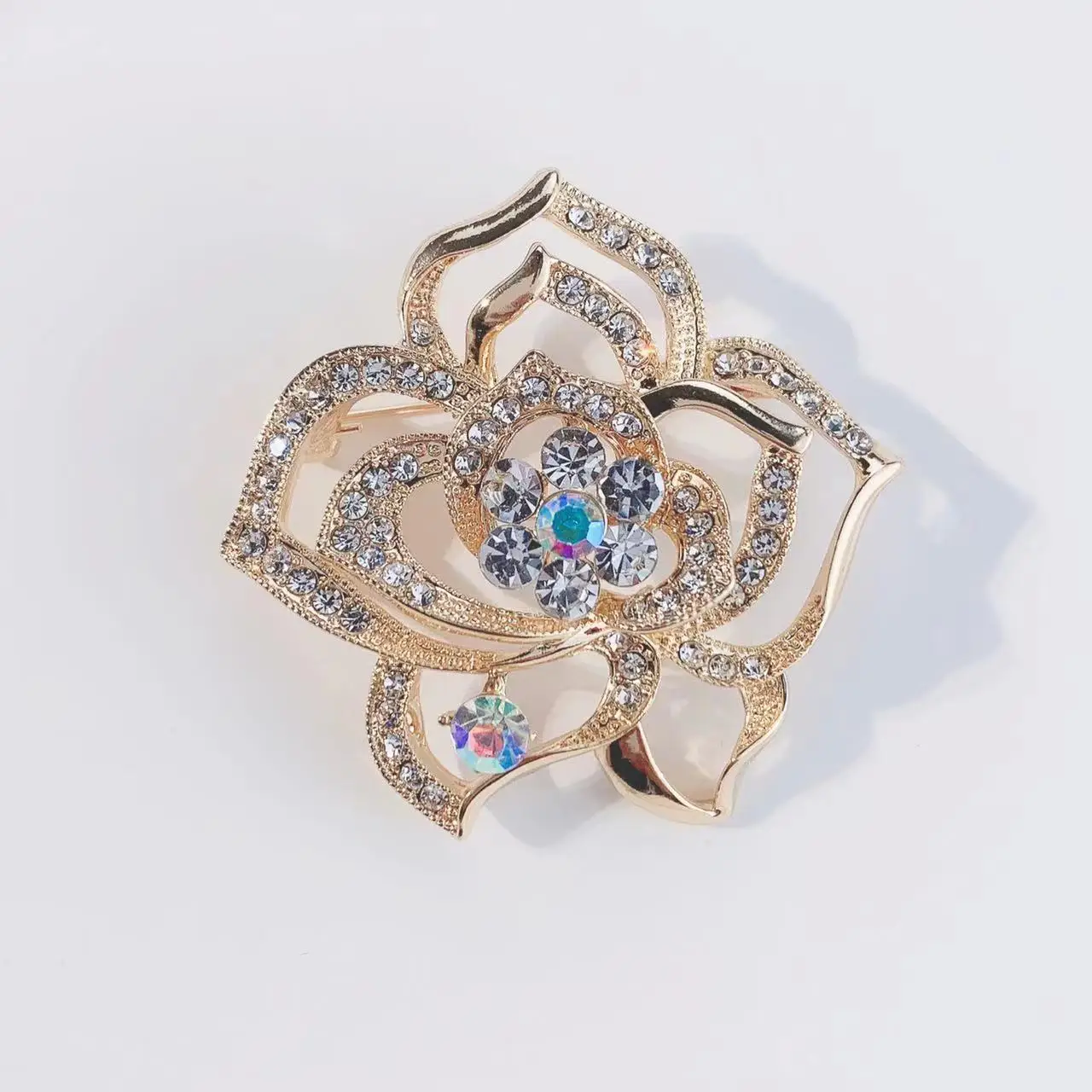 女性のためのカスタマイズされたクリスタルパールブローチ,合金の花,蝶のブローチ,ファッショナブルな衣類アクセサリー,ファンのための幸福,2024