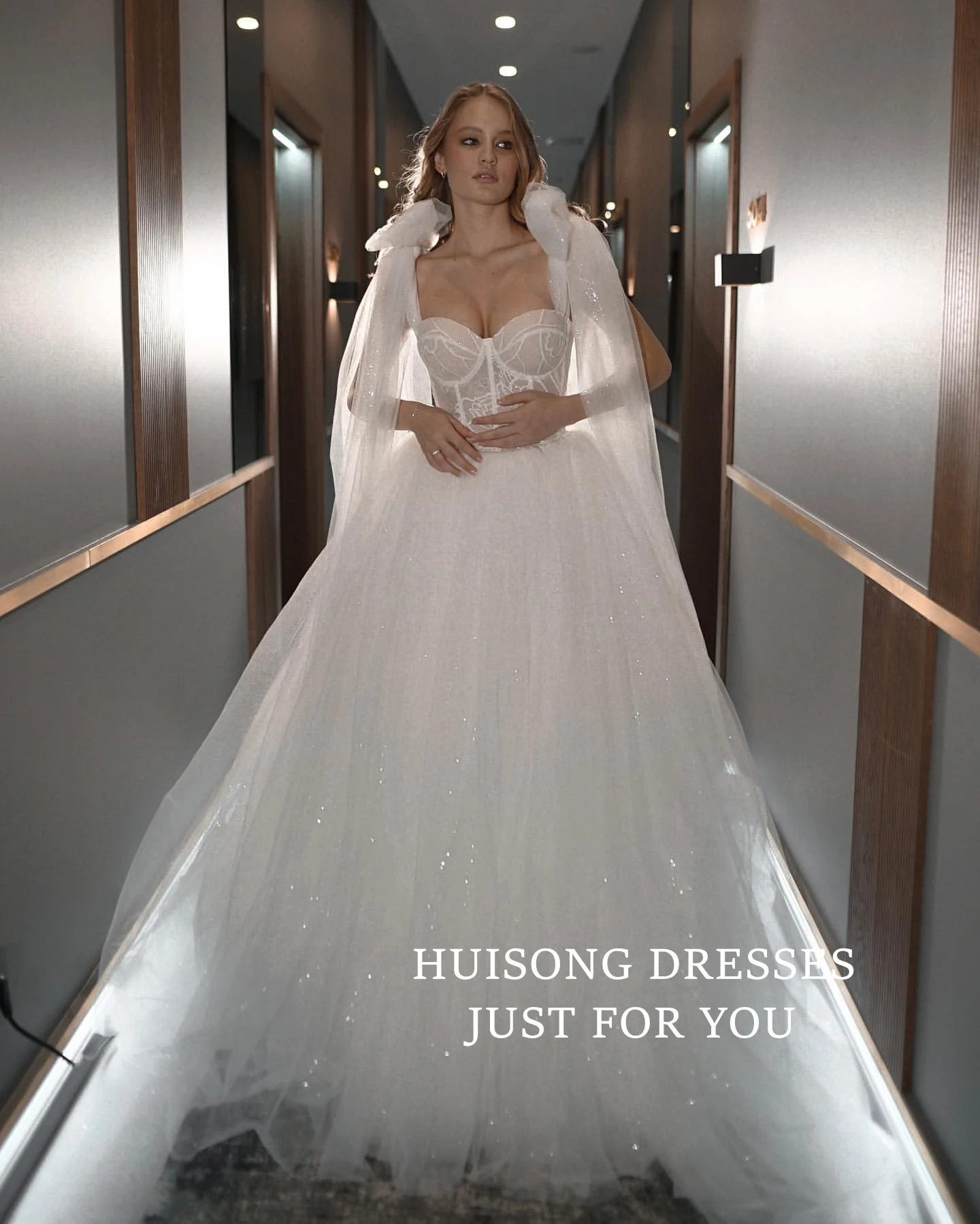 

HUISONG Customized Glitter Wedding Dresses Lace Appliques Spaghetti Straps Sleeveless A-Line Beach Bridal Gown vestidos de novia